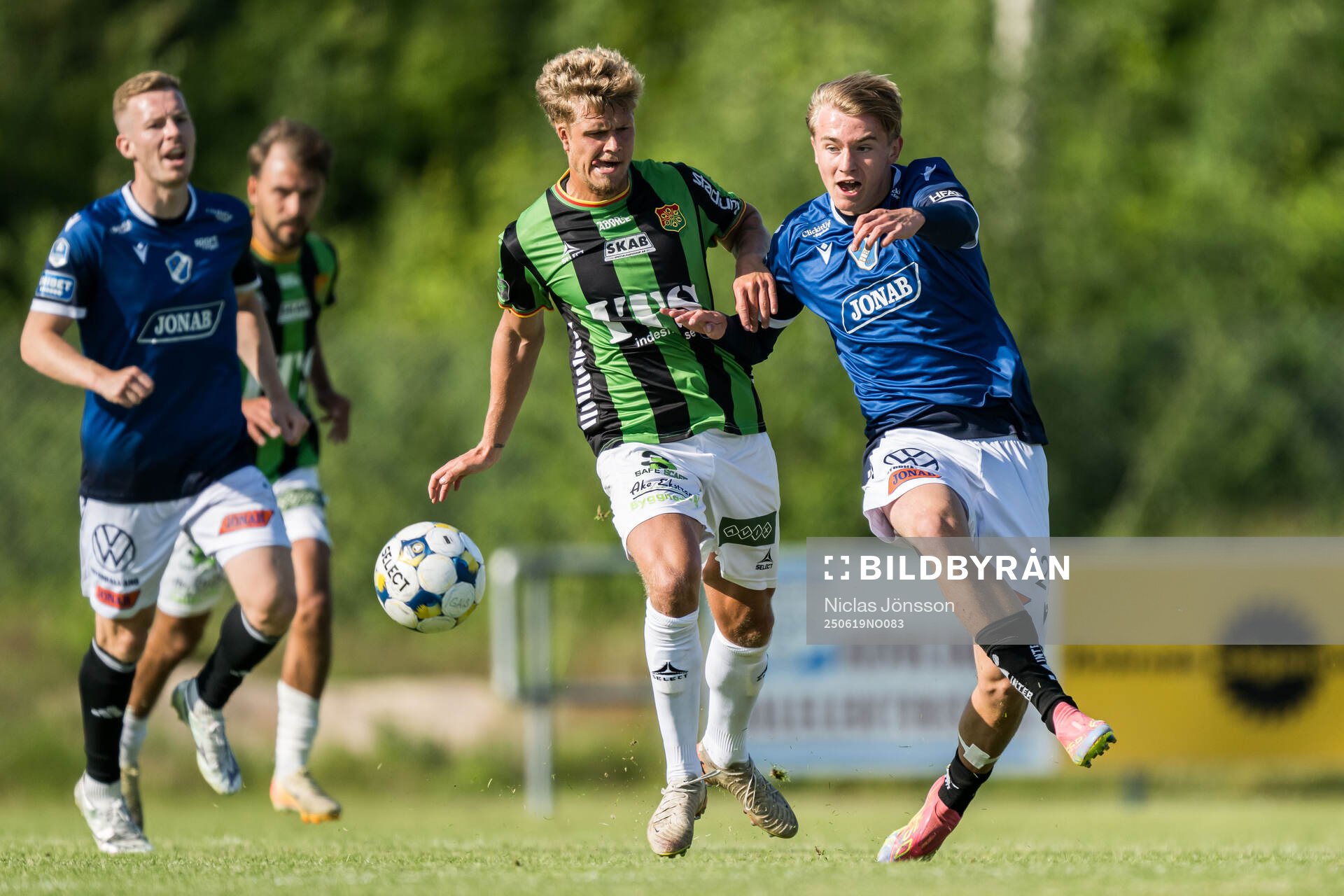 GAISs Kevin Holmén och Halmstads Ludvig Arvidsson