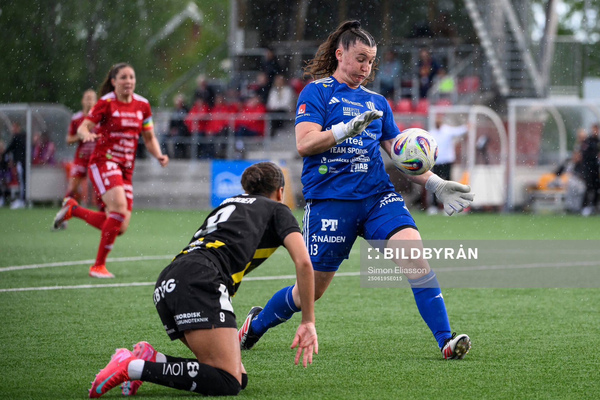 Häckens Felicia Schröder och Piteås målvakt Lauren