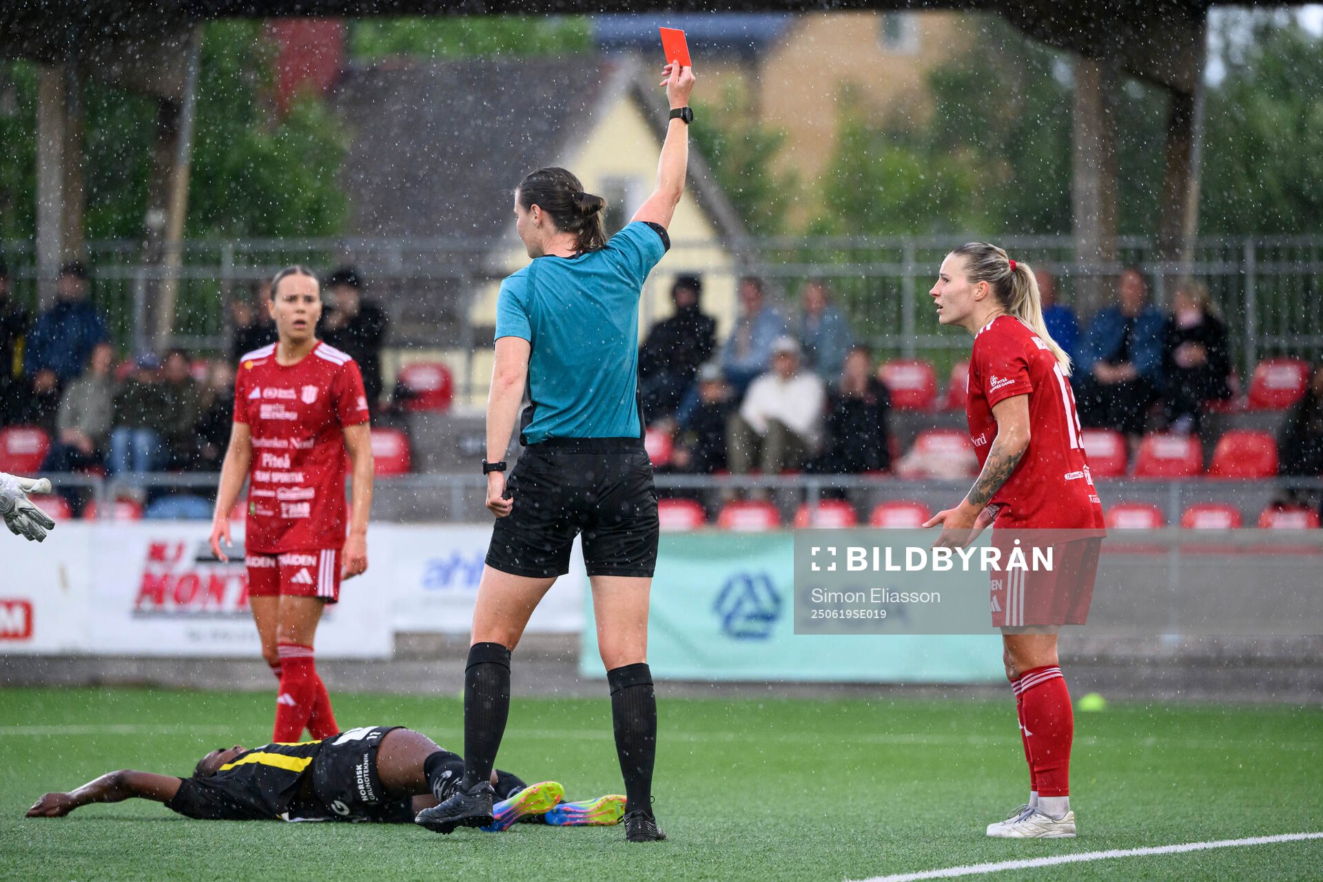 Piteås Selina Henriksson får ett rött kort av domare