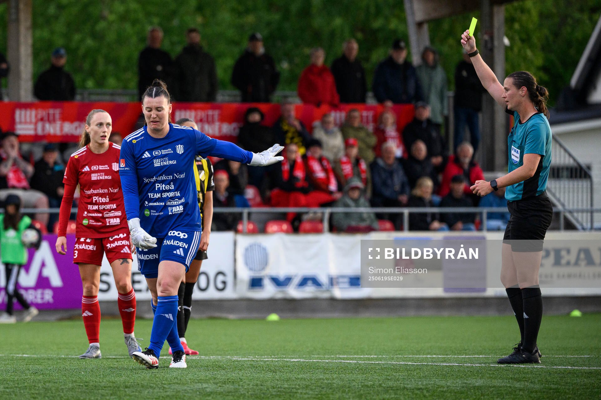 Piteås målvakt Lauren Brzykcy får ett gult kort av