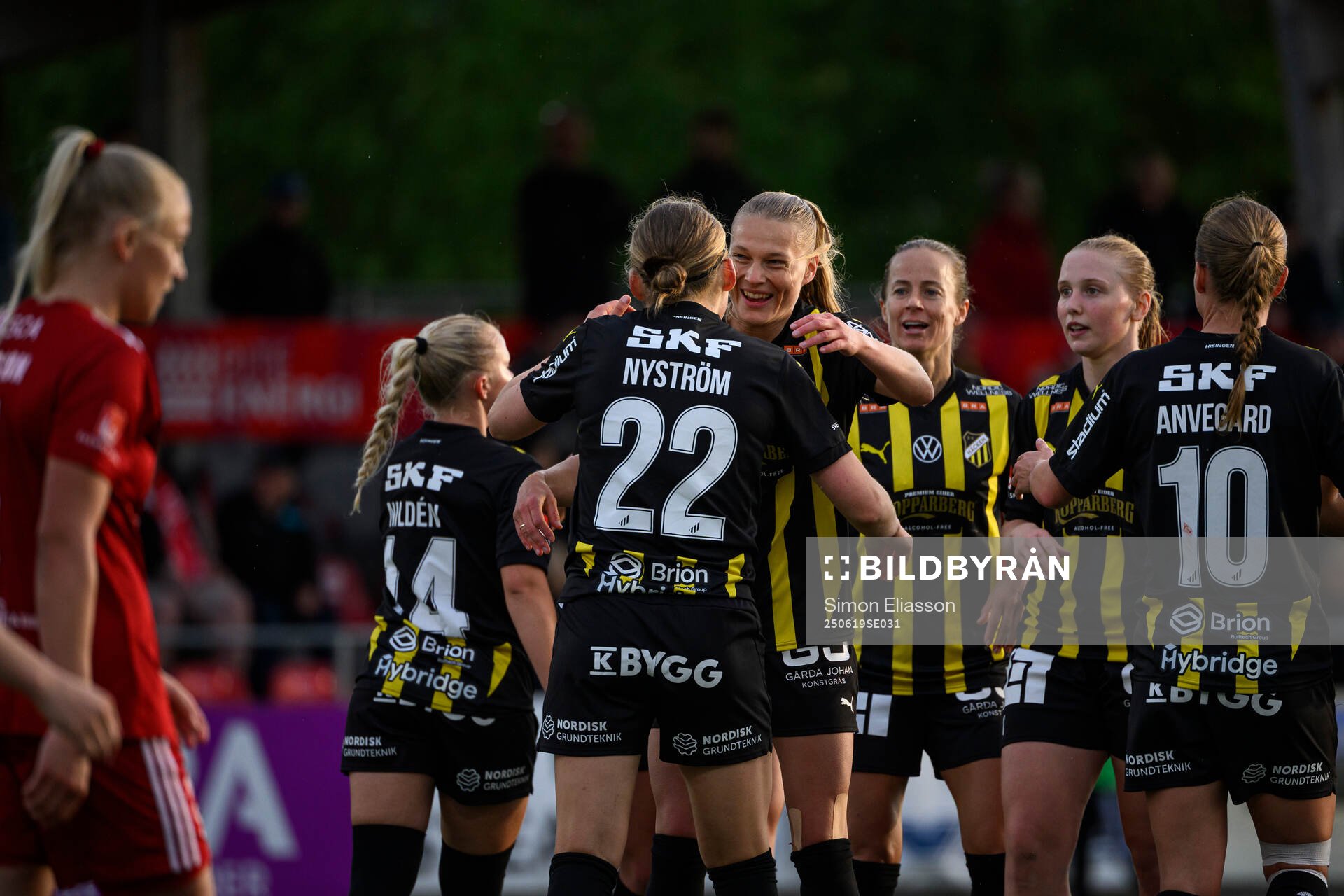 Häckens Paulina Nyström och Stine Sandbech jublar