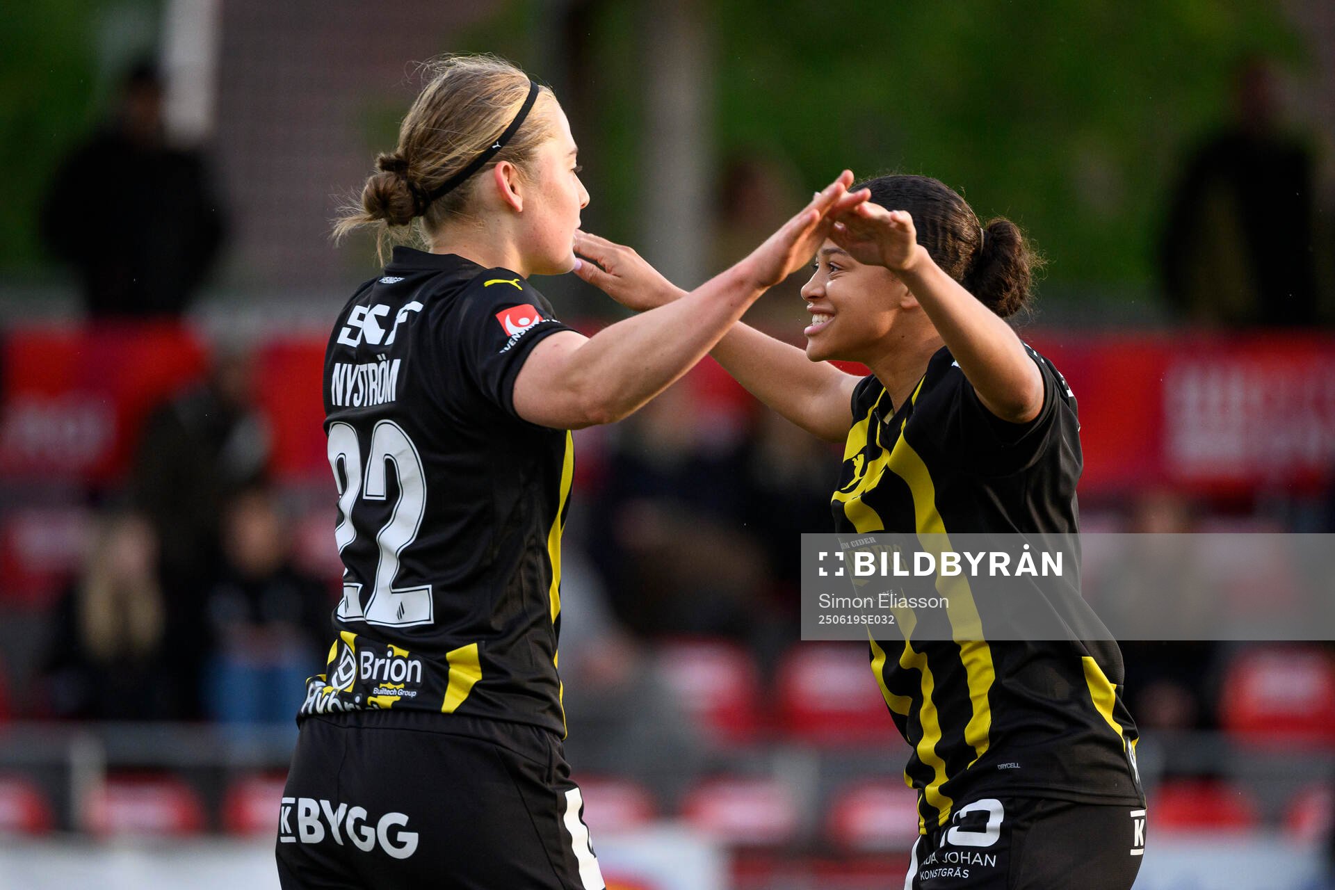 Häckens Paulina Nyström och Felicia Schröder jublar