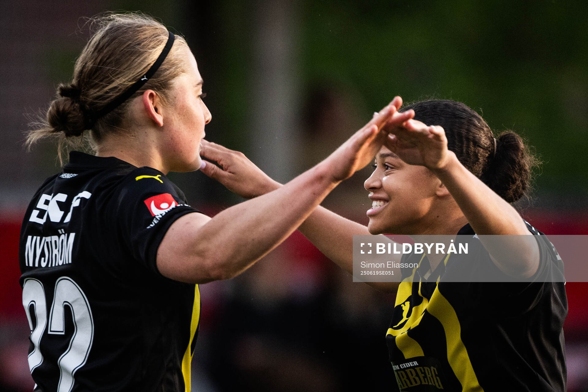 Häckens Paulina Nyström och Felicia Schröder jublar