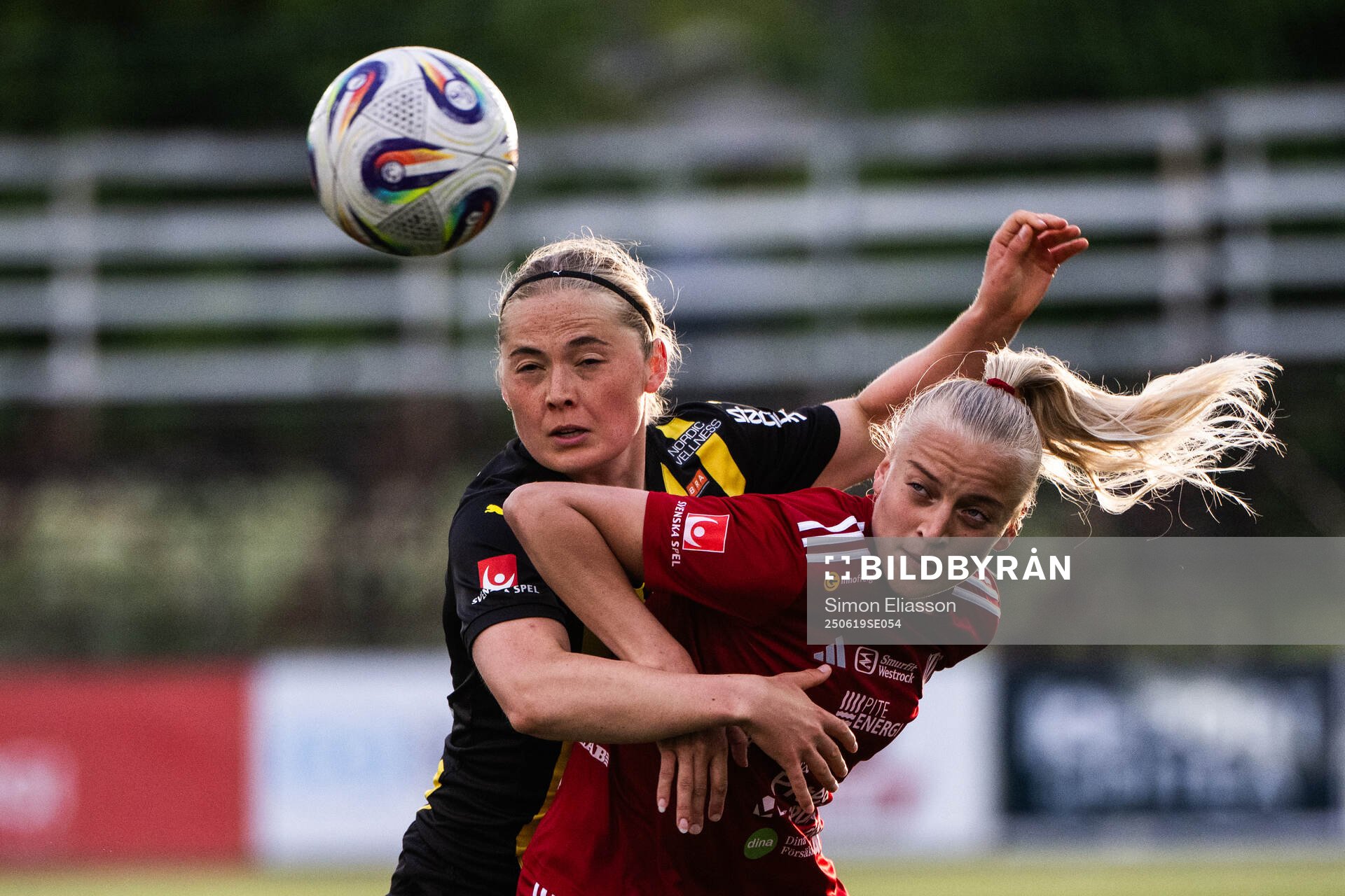 Häckens Paulina Nyström och Piteås Wilma Carlsson