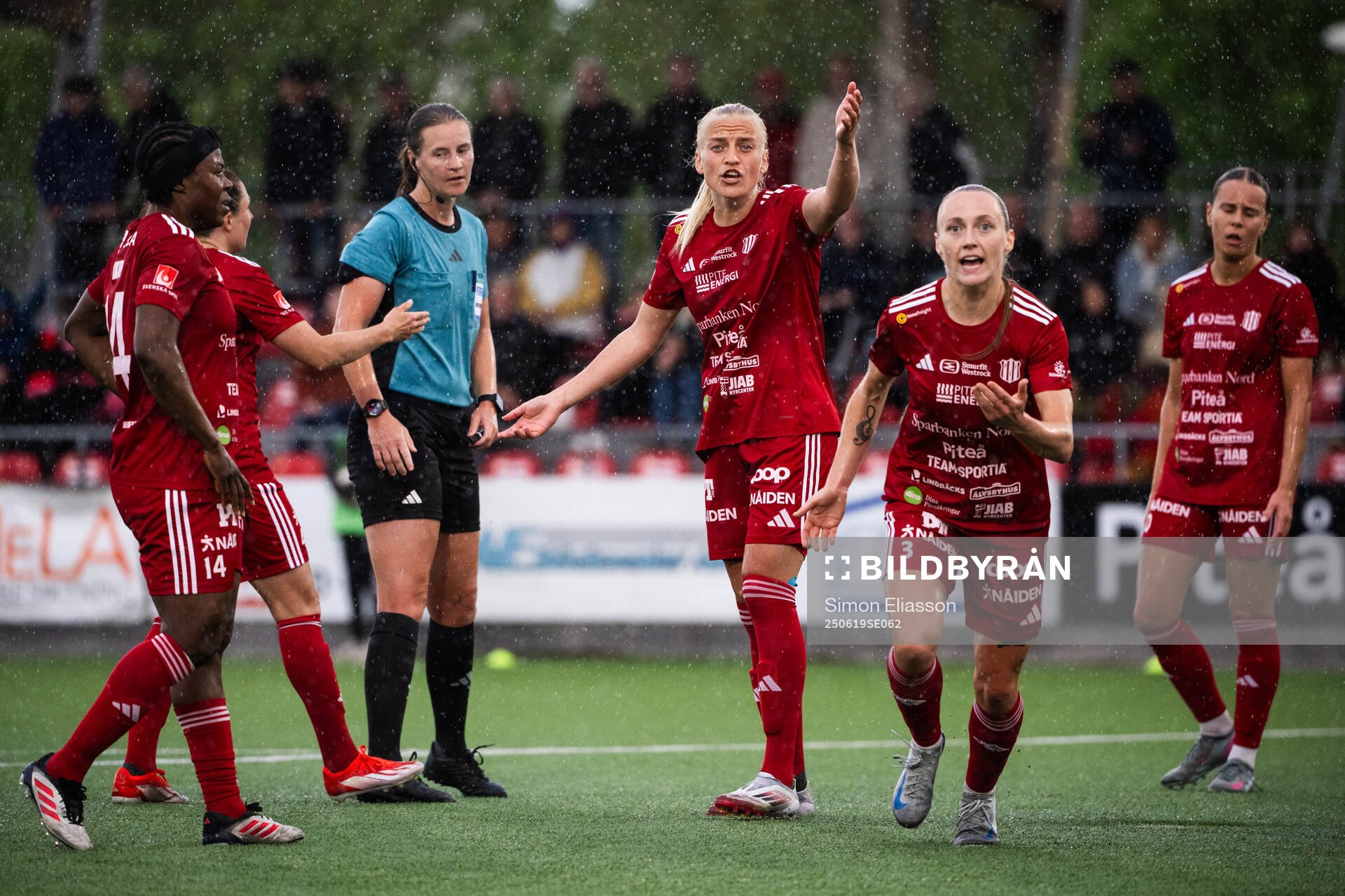Piteås Wilma Carlsson och Asla Johannesen reagerar