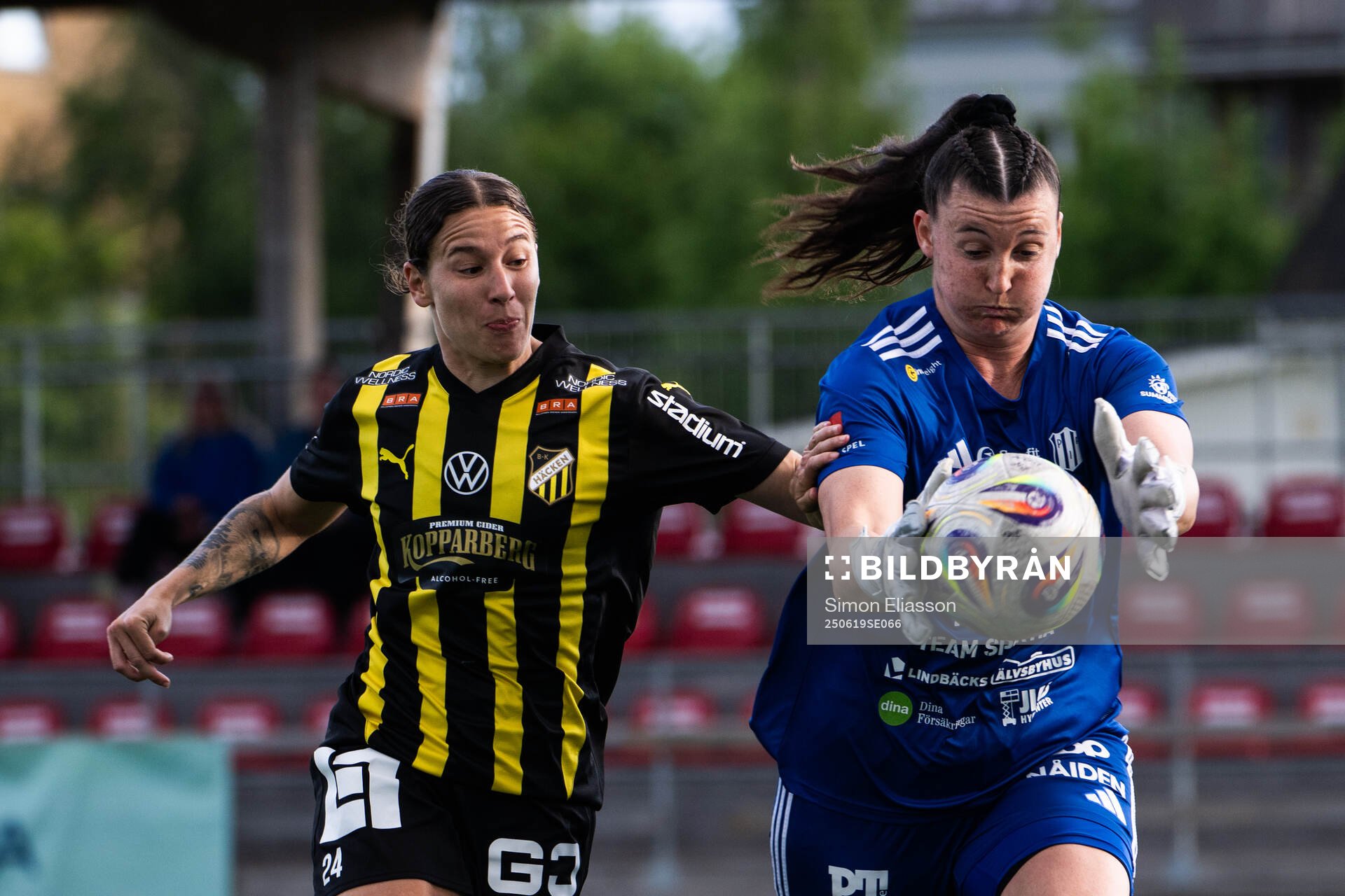 Häckens Tabby Tindell och Piteås målvakt Lauren Brzykcy