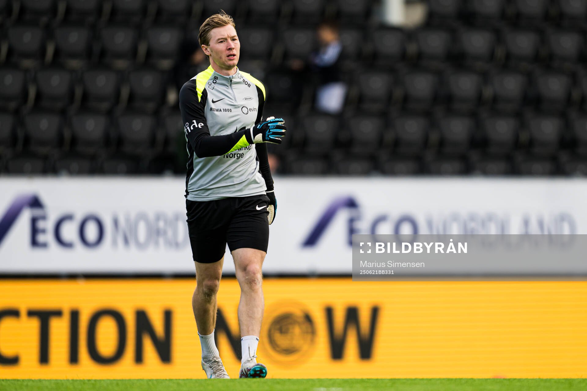 Mathias Dyngeland of Brann warms up