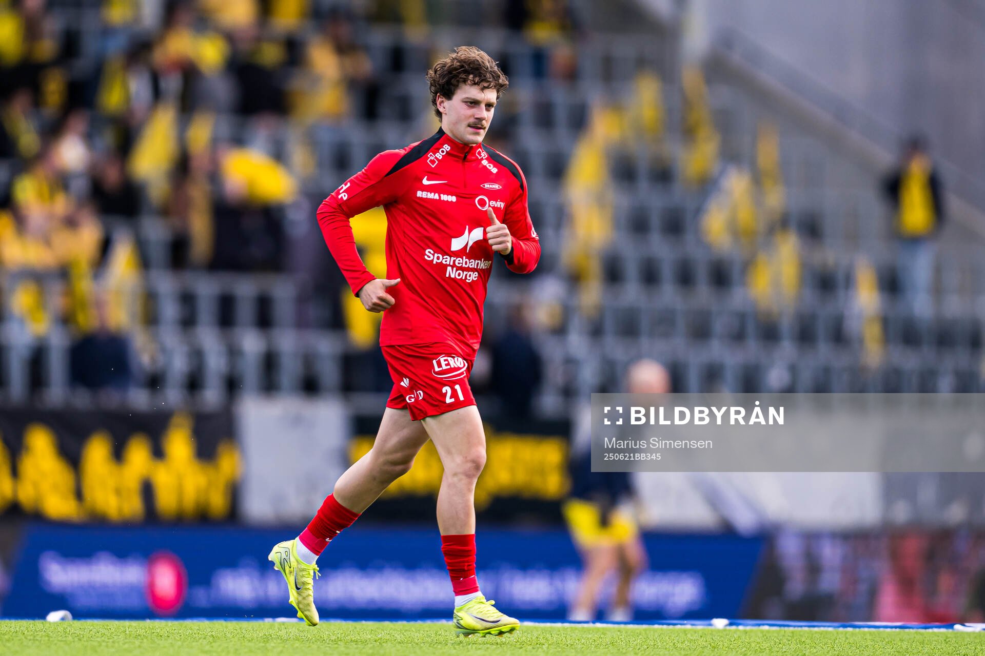 Denzel De Roeve of Brann warms up