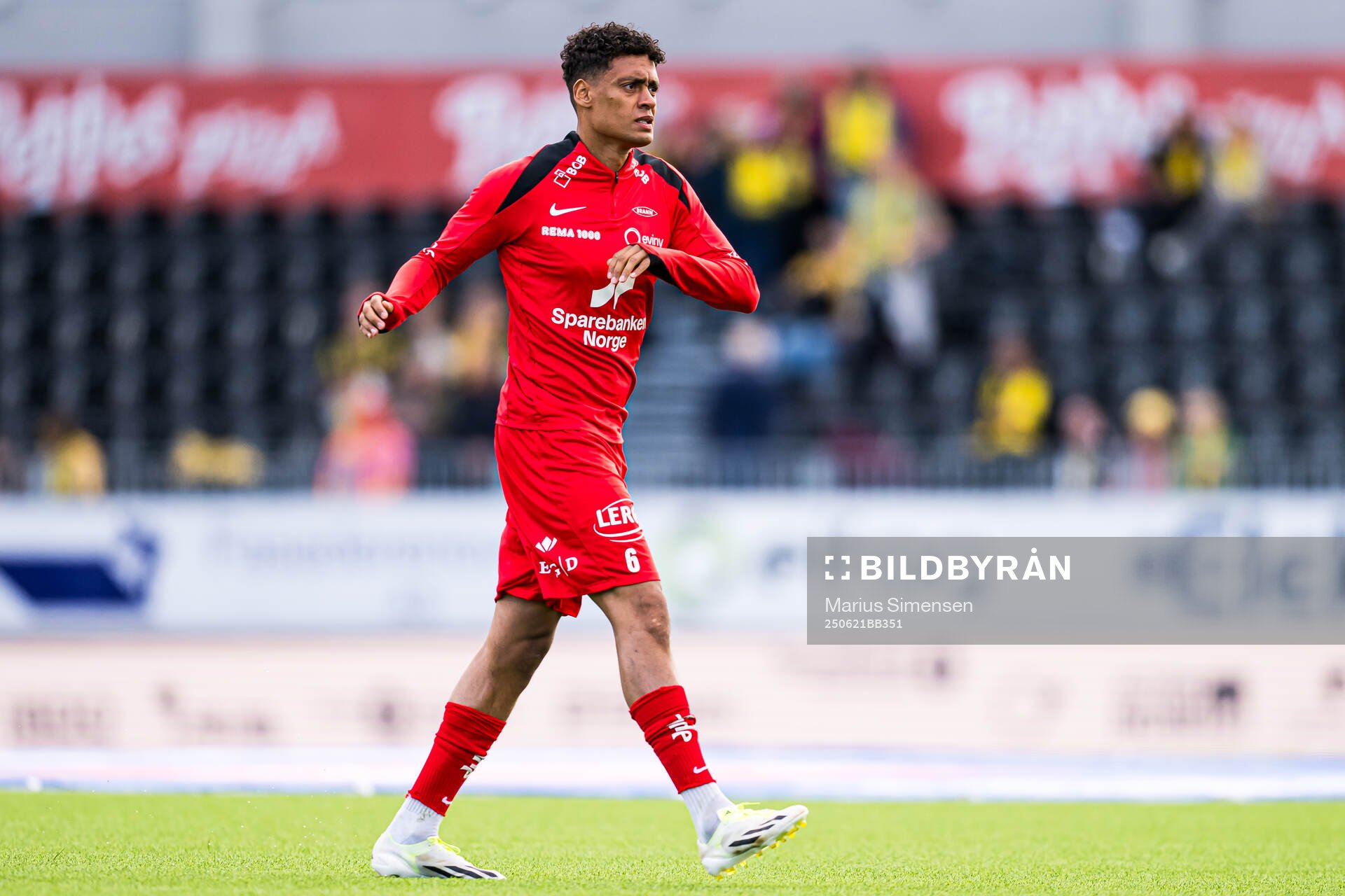 Japhet Sery Larsen of Brann warms up