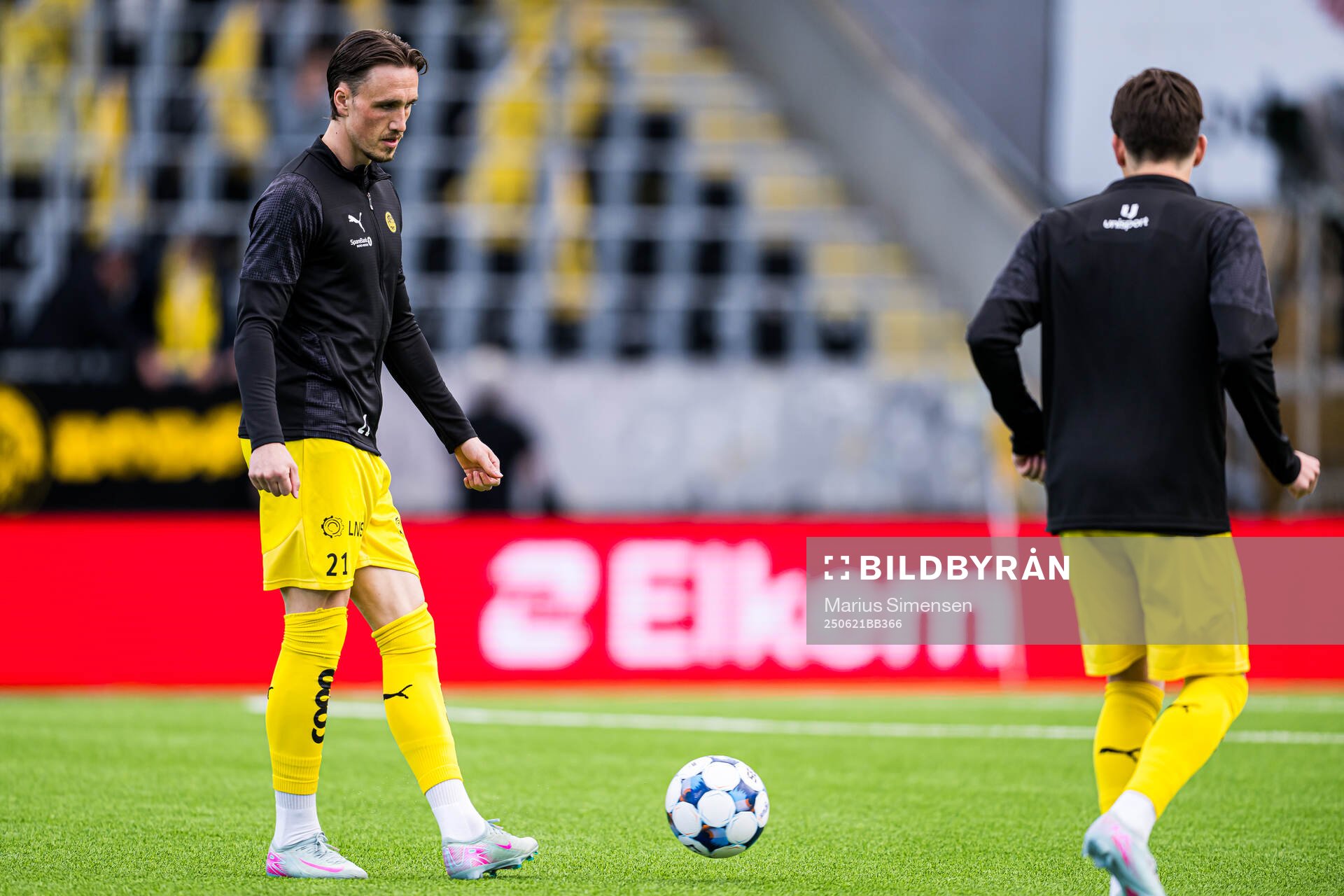 Andreas Helmersen of Bodø/Glimt warms up