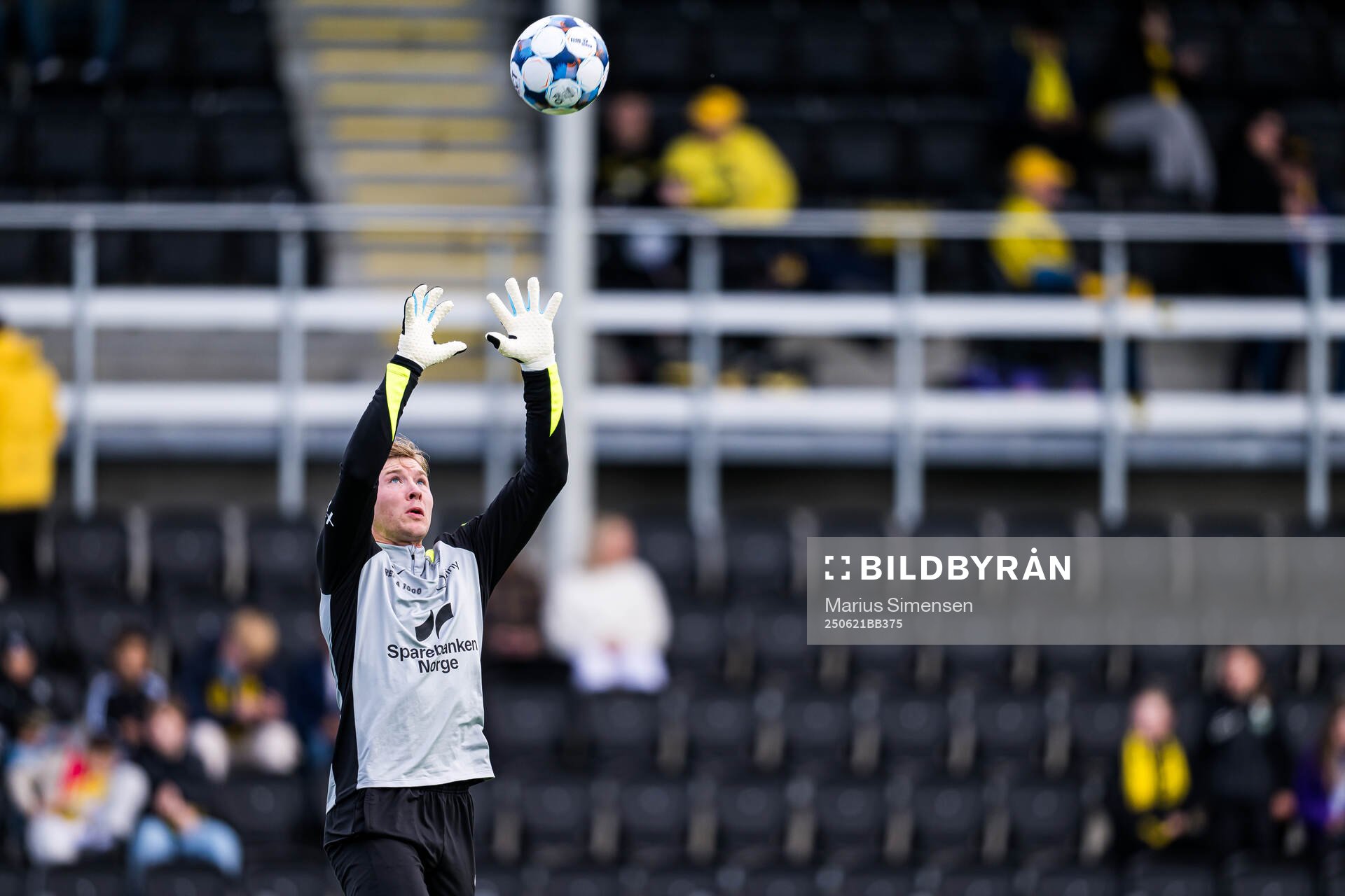 Mathias Dyngeland of Brann warms up