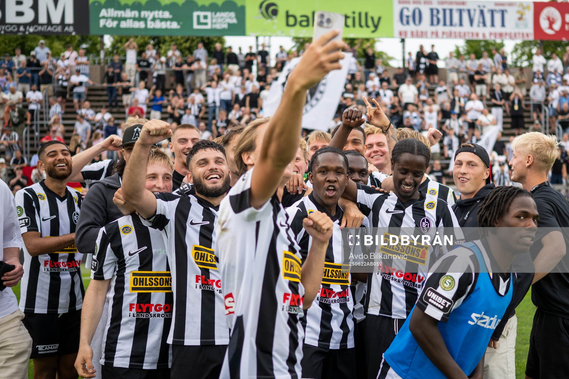 Landskronas spelare tar selfrie