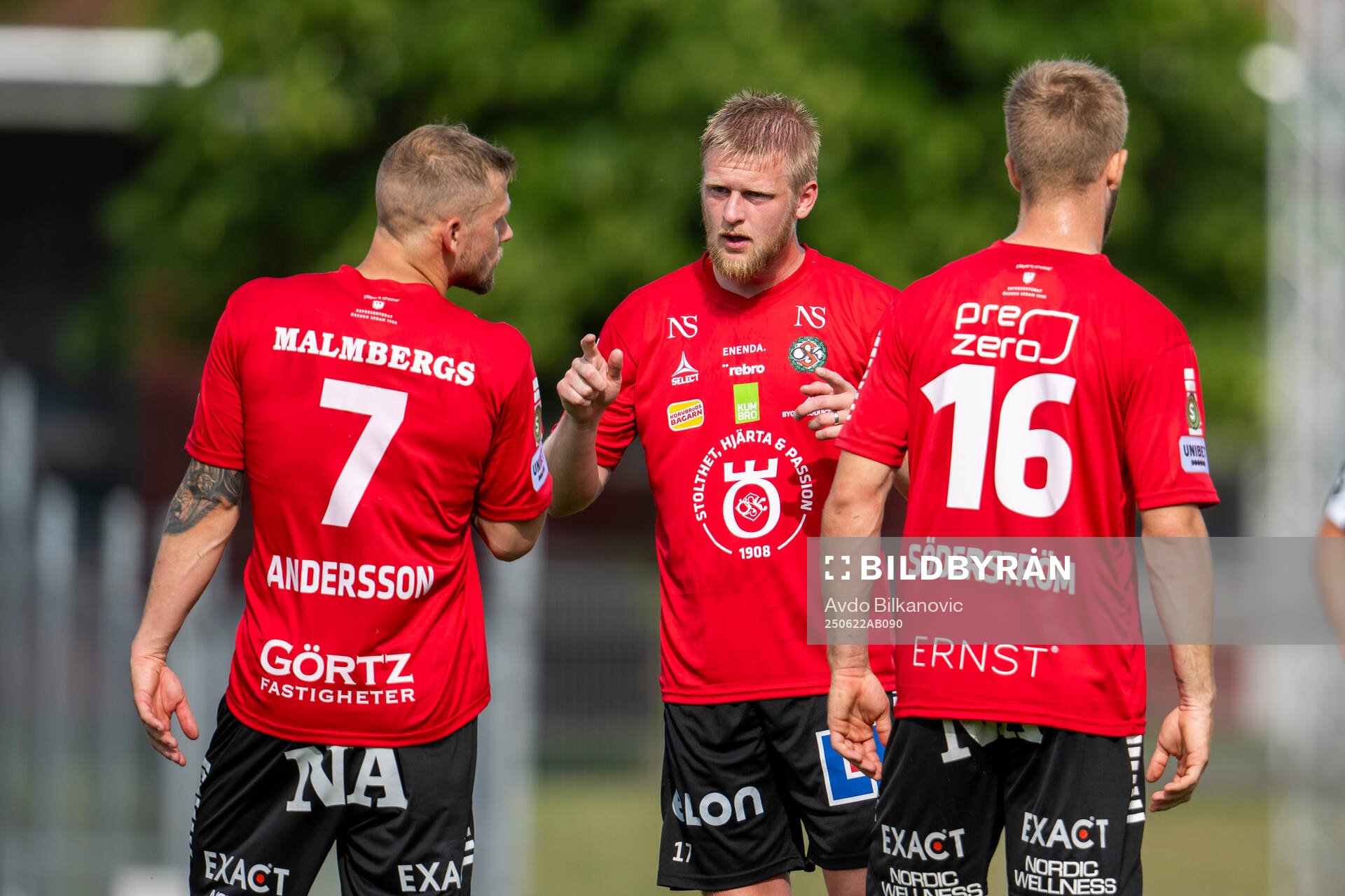 Örebros Karl Holmberg  med Erik Andersson och Hampus