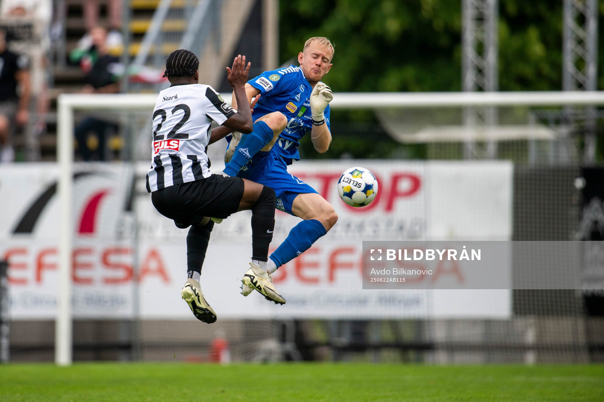 Landskronas Christian Stark och Örebros målvakt Malte