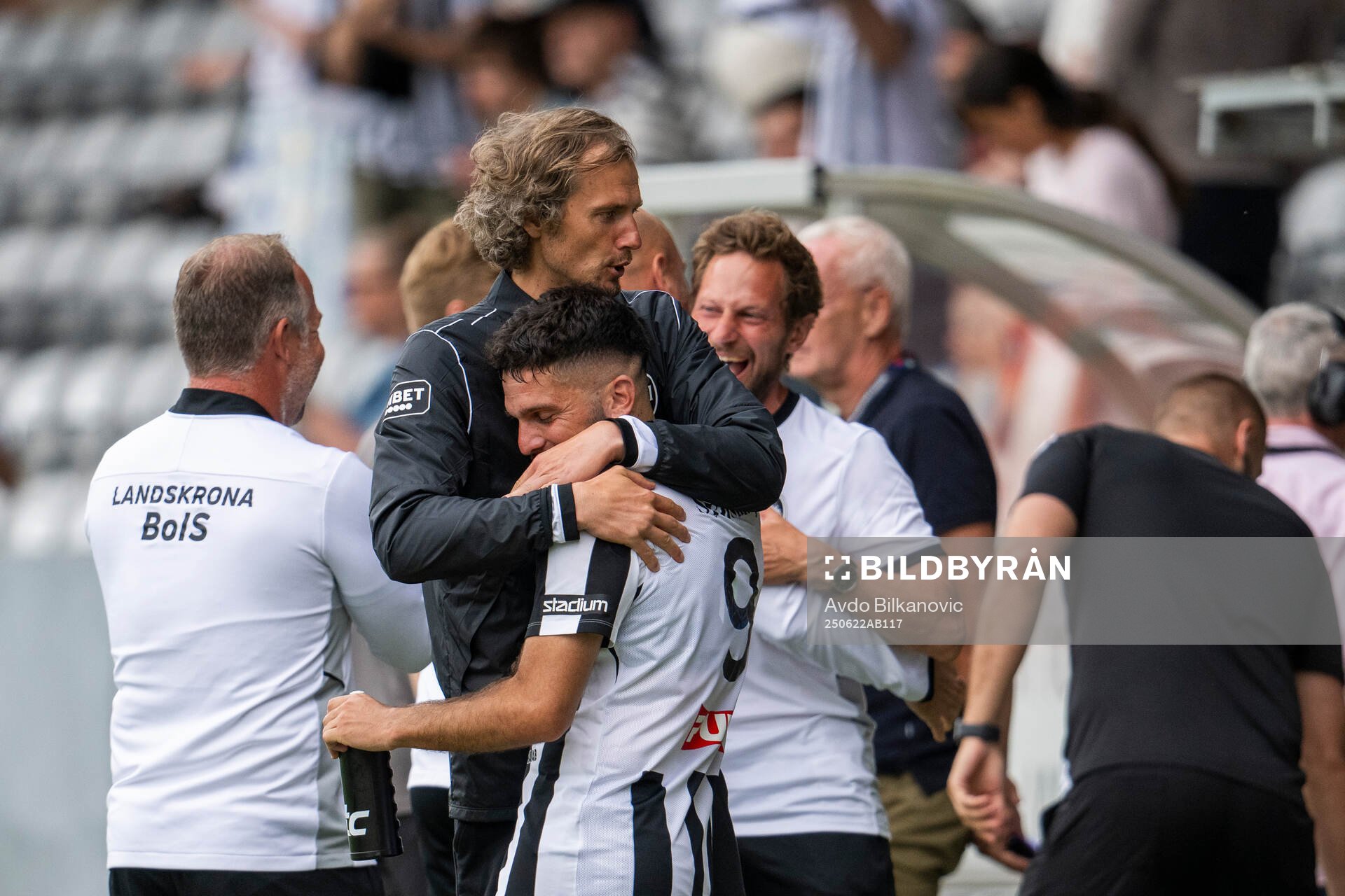 Landskronas tränare Robin Asterhed kramar om Edi Sylisufaj