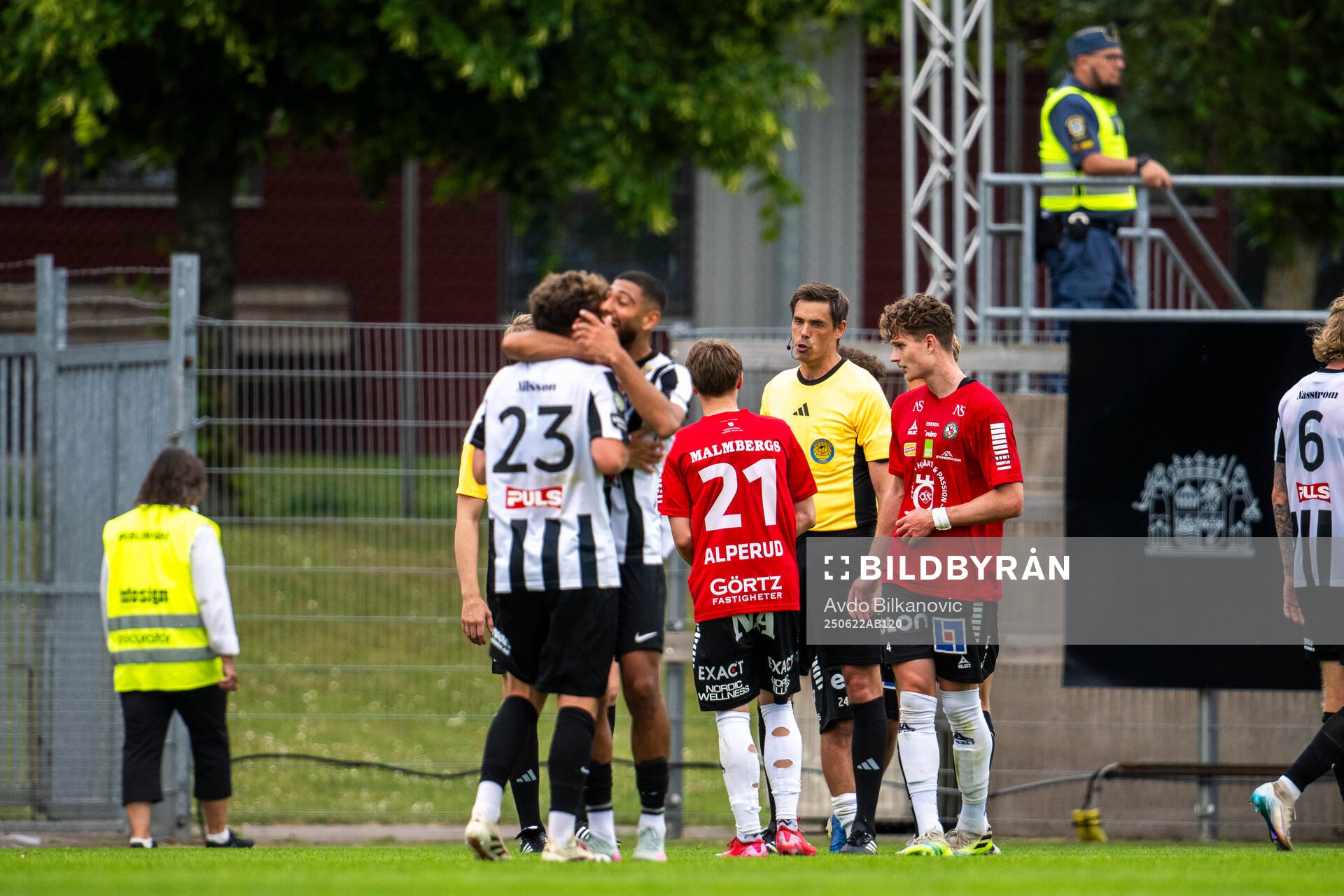 Örebros Linus Alperud och Erik McCue deppar