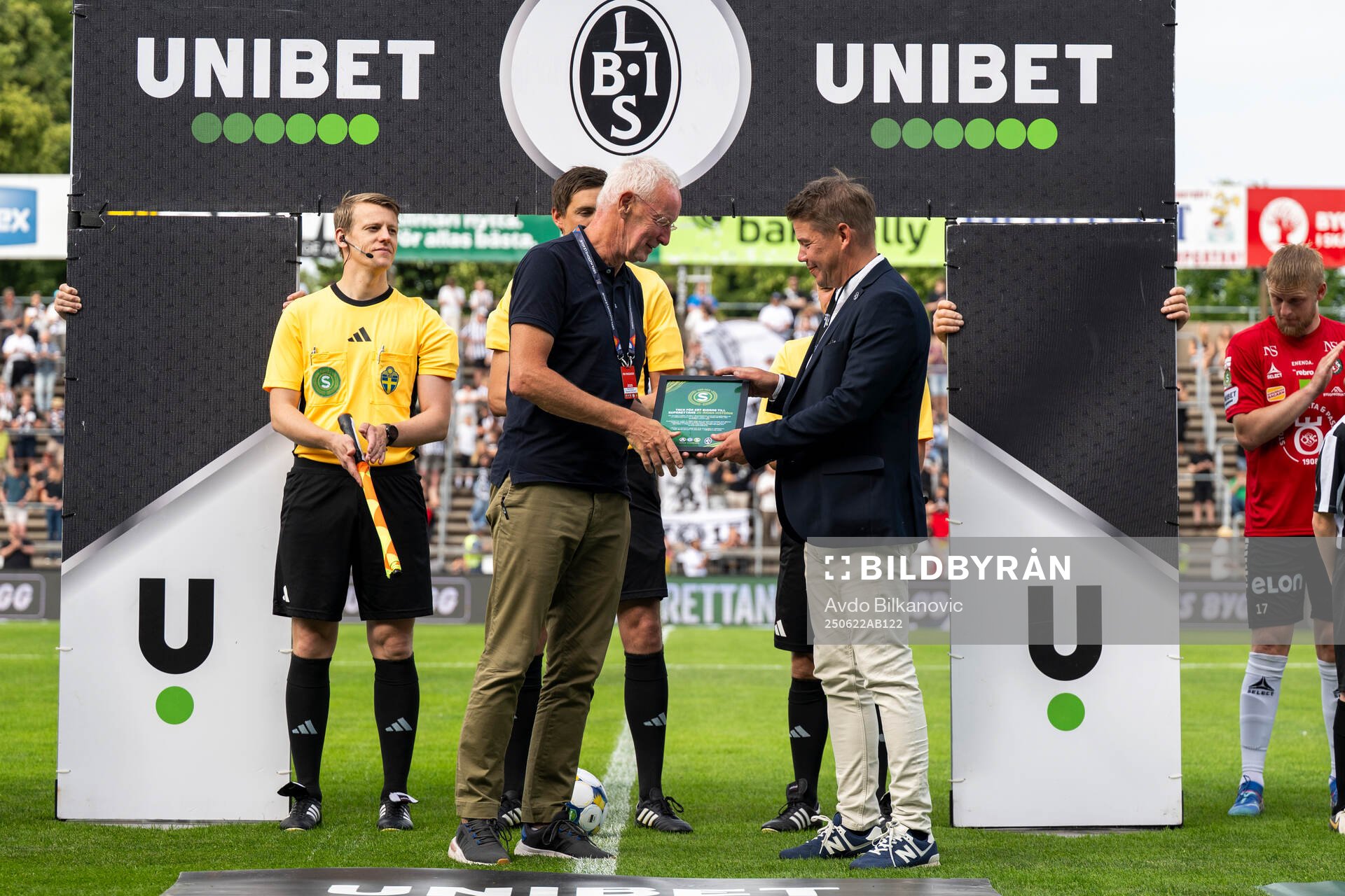 Landskronas klubbchef Karl-Johan Olsson tar emot ett diplom