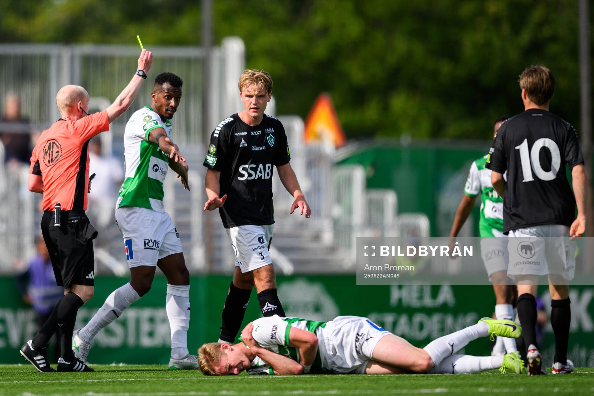 Brages Teodor Wålemark tilldelas gult kort av Domare Per
