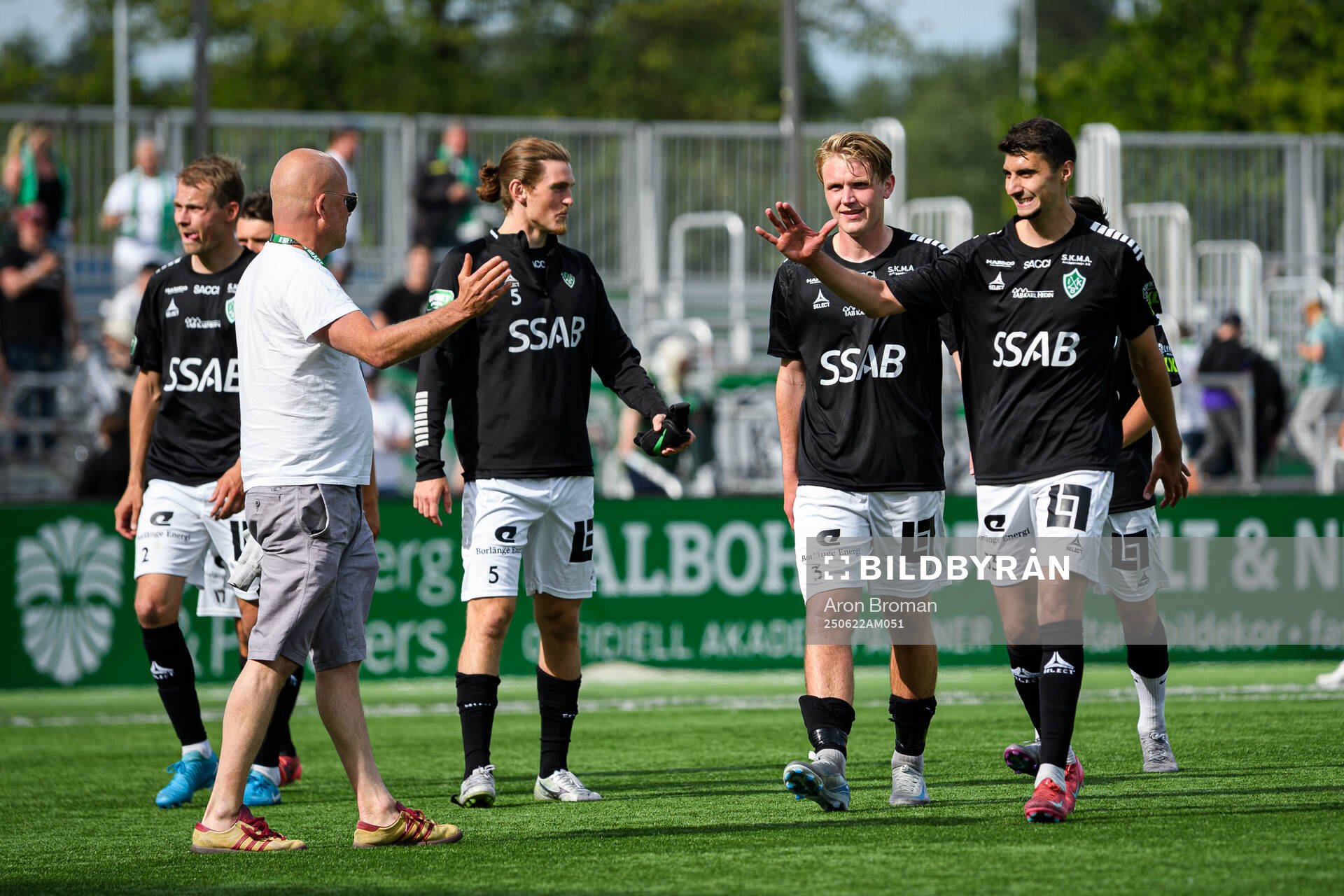 Brages Amar Muhsin jublar med lagkamrater