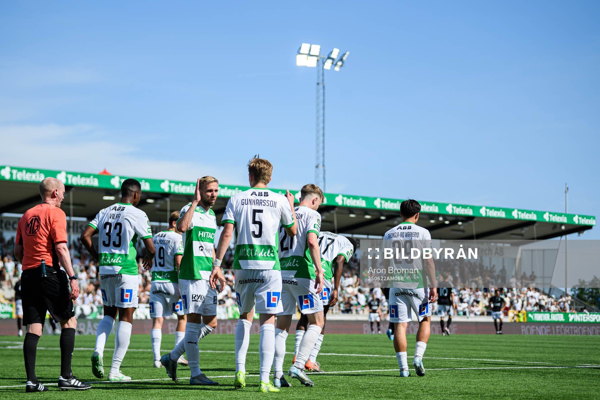Västerås Victor Wernersson jublar med lagkamrater