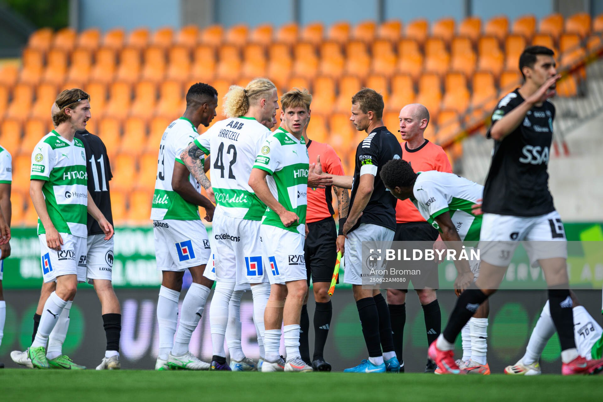 Västerås spelare i diskussion med Domare Per Melin