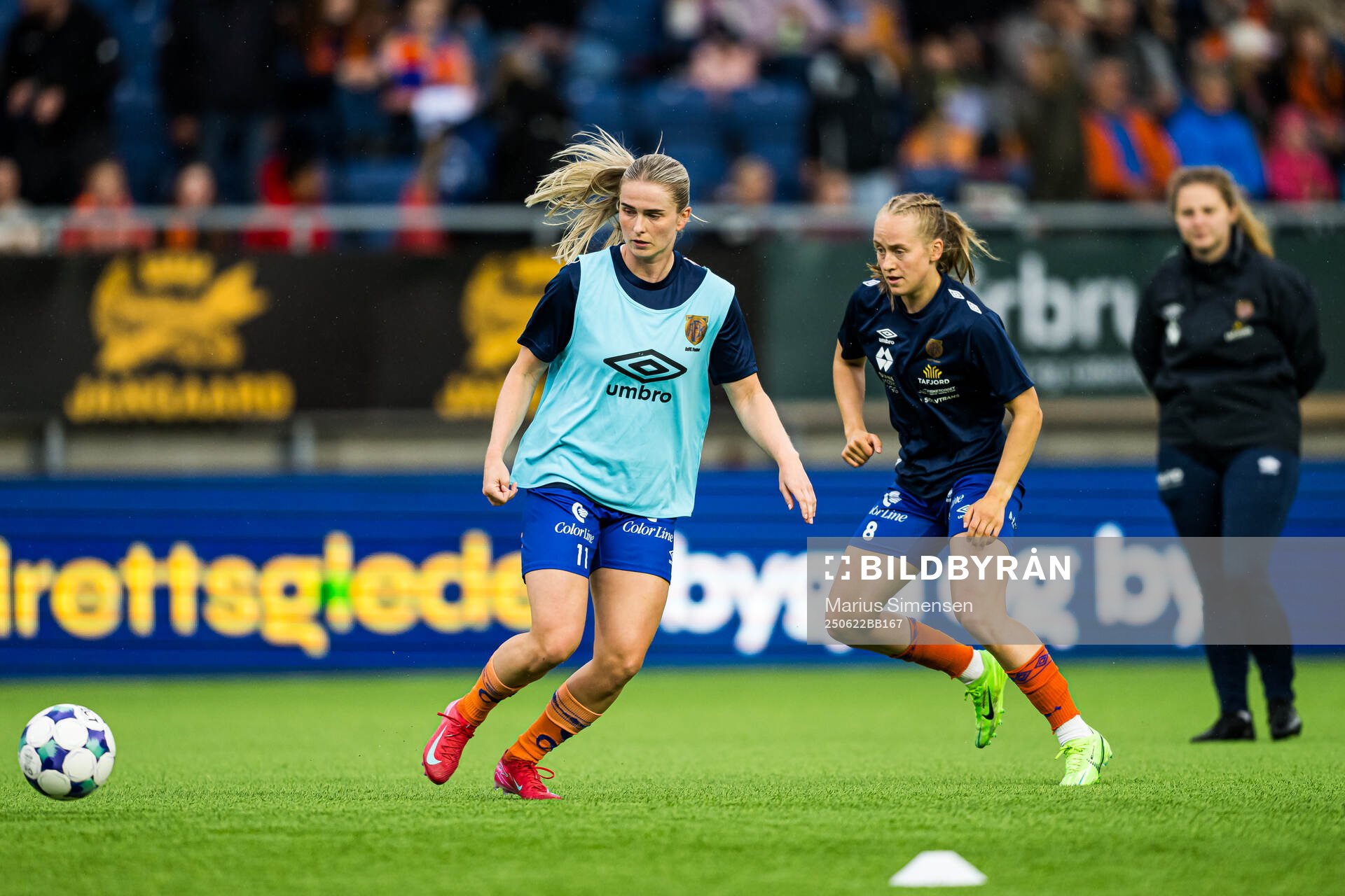 Ida Skaar Kroken of AaFK Fortuna warms up