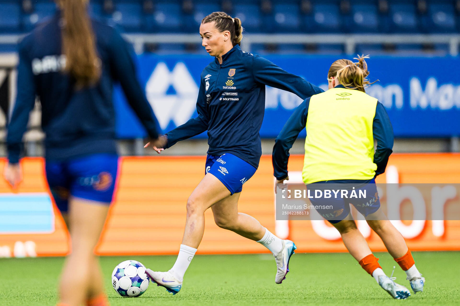 Katarina Dybvik Sunde of AaFK Fortuna warms up