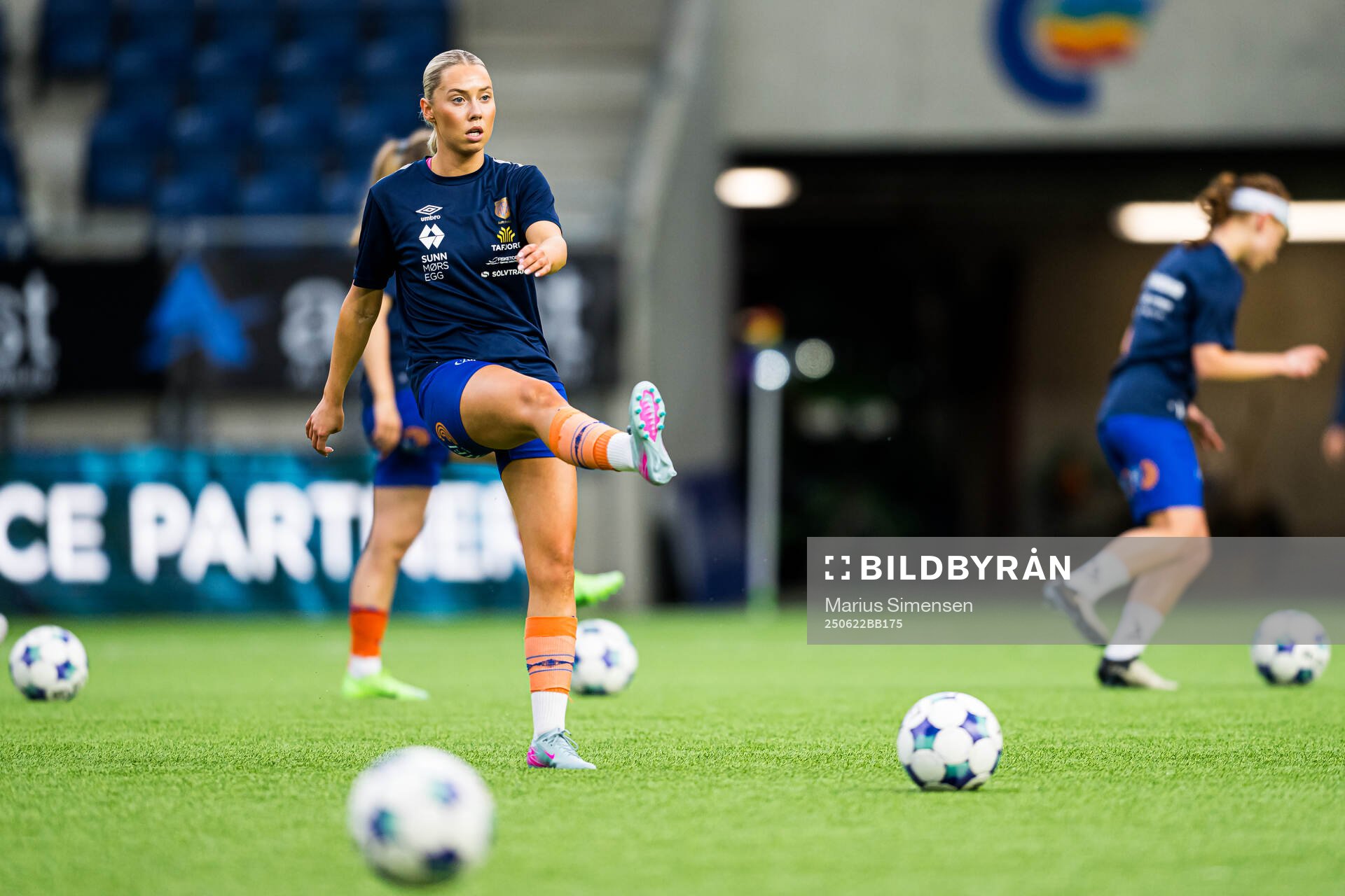 Daniela Dögg Gudnadottir of AaFK Fortuna warms up