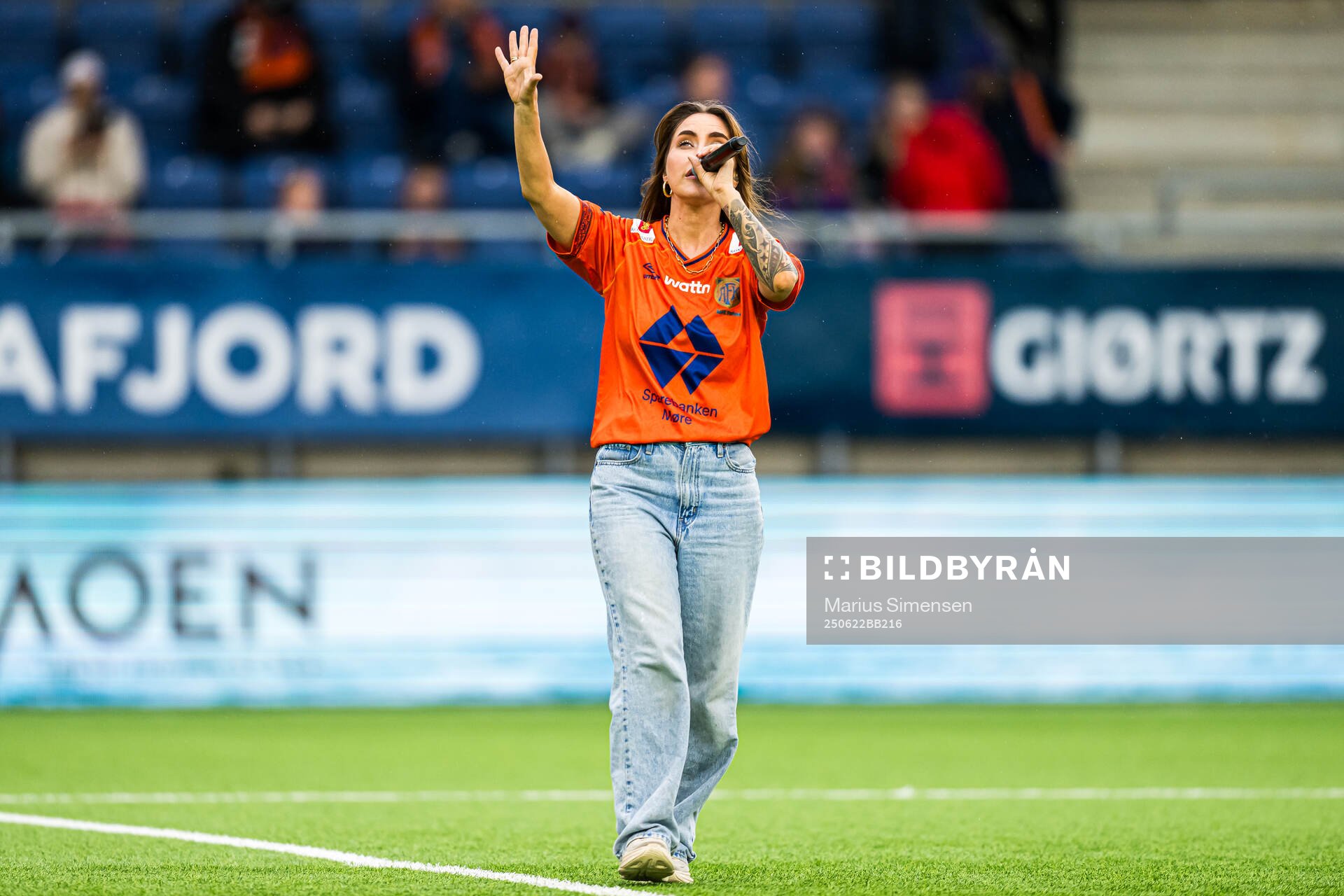 Highasakite performs at half-time