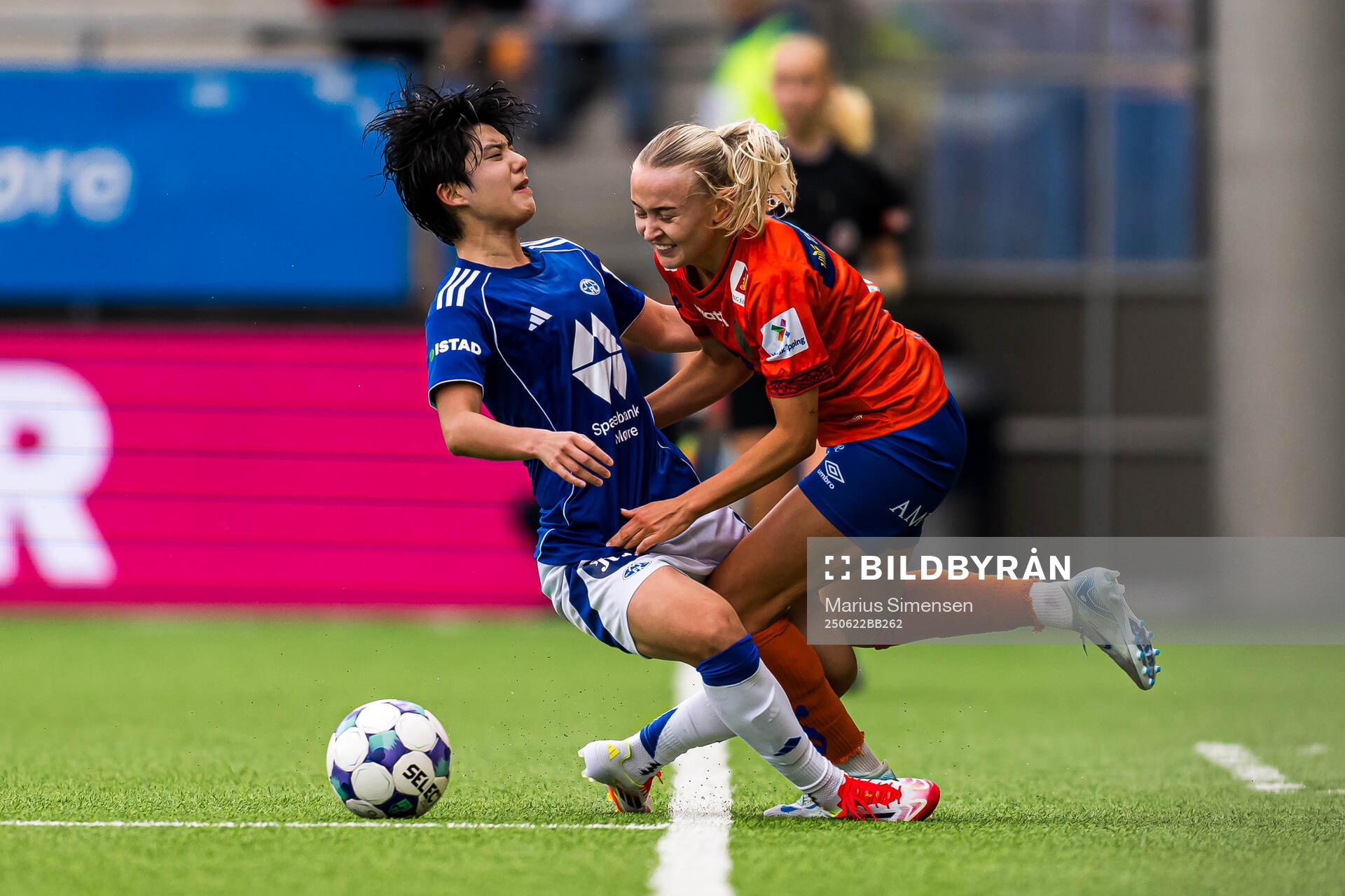 Yugyeong Jeon of Molde and Madelen Eid of AaFK Fortuna