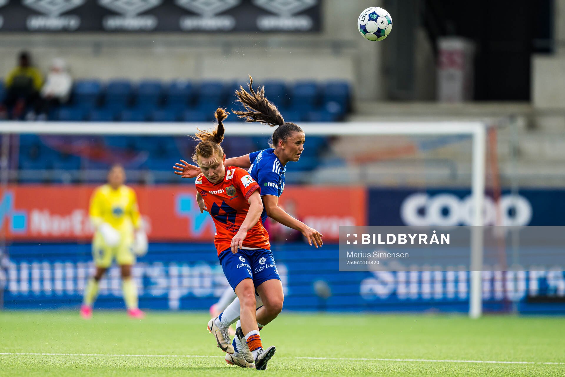 Laura Gashi of AaFK Fortuna and Emma Sæther of Molde