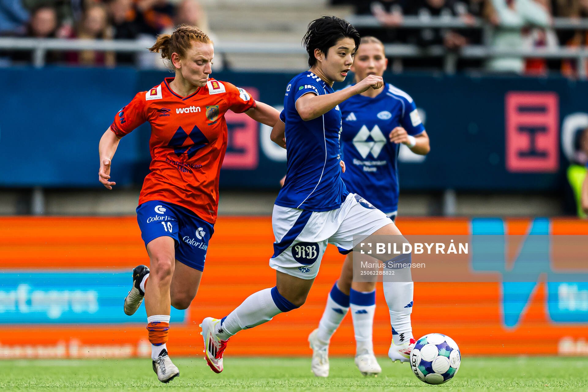 Laura Gashi of AaFK Fortuna and Yugyeong Jeon of Molde