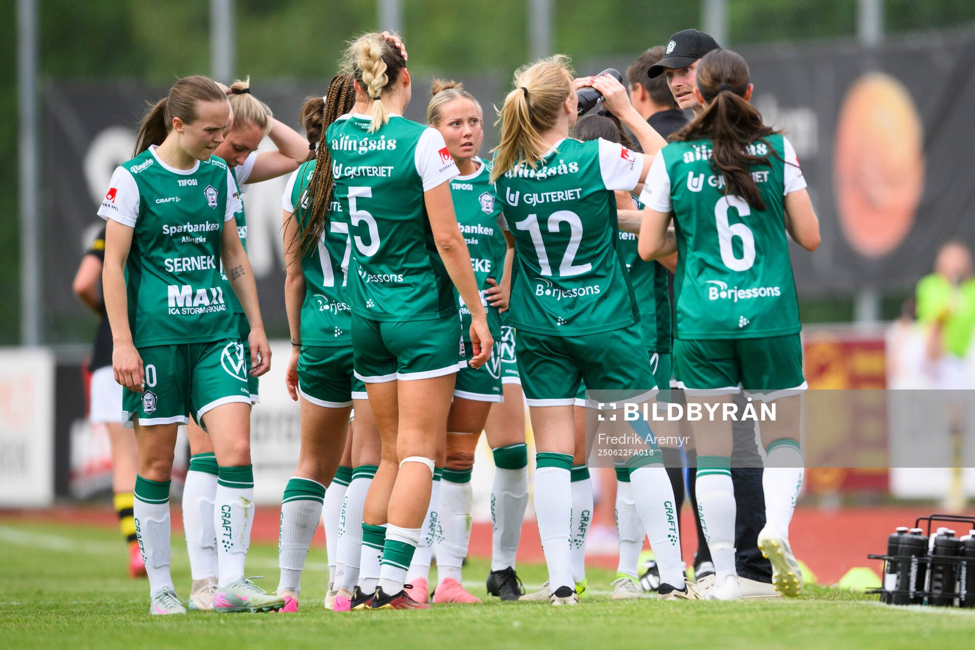 Alingsås spelare samlas hos huvudtränare Peo Häggström