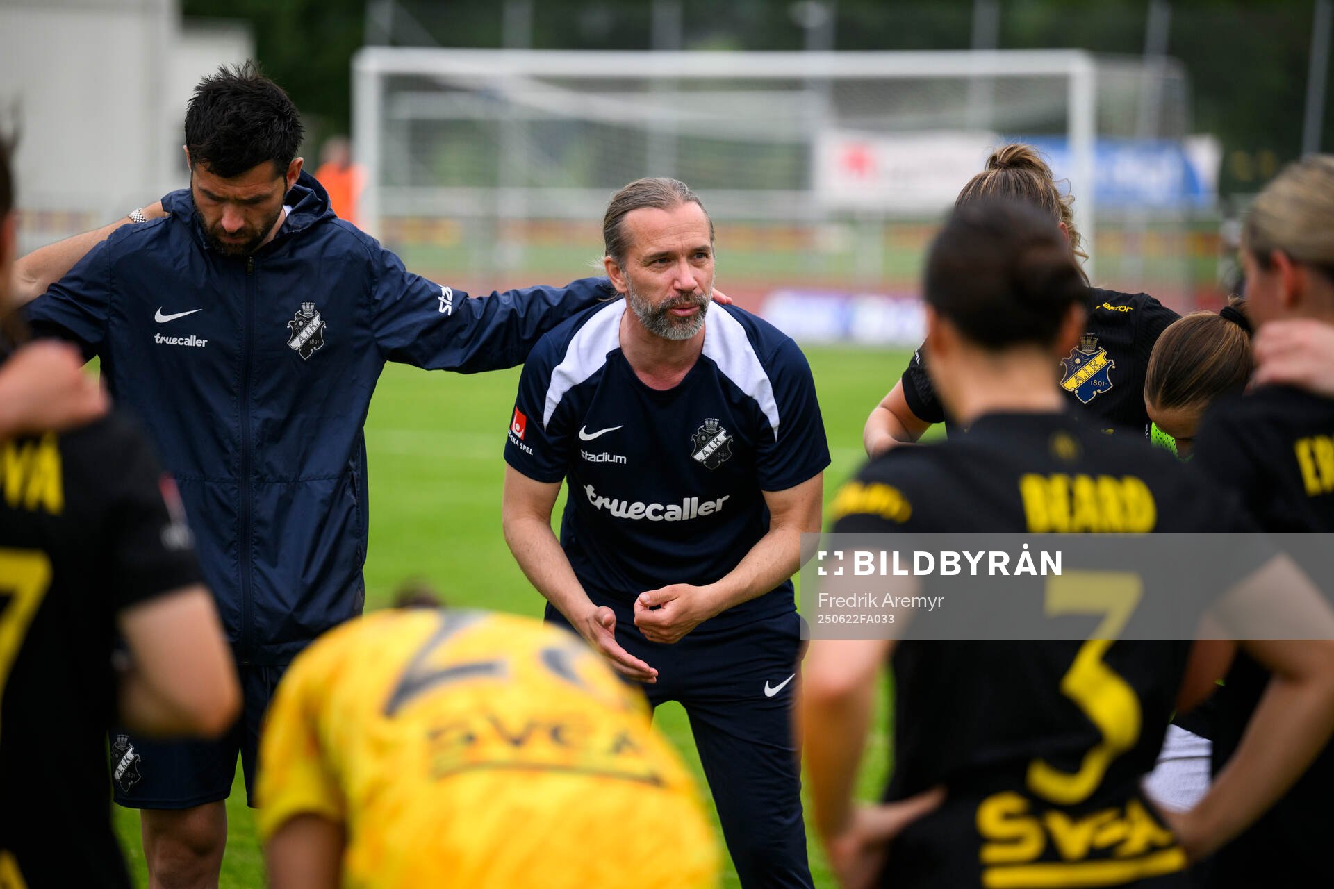 AIKs tränare Lukas Syberyjski samlar laget