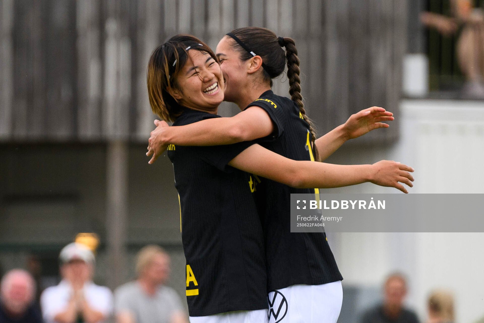 AIKs Haruna Tabata och Daniella Famili jublar