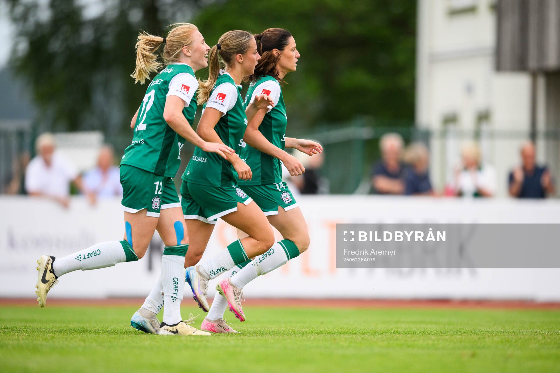 Alingsås Moa Jarl , Isabella Svanström och målskytt Ina