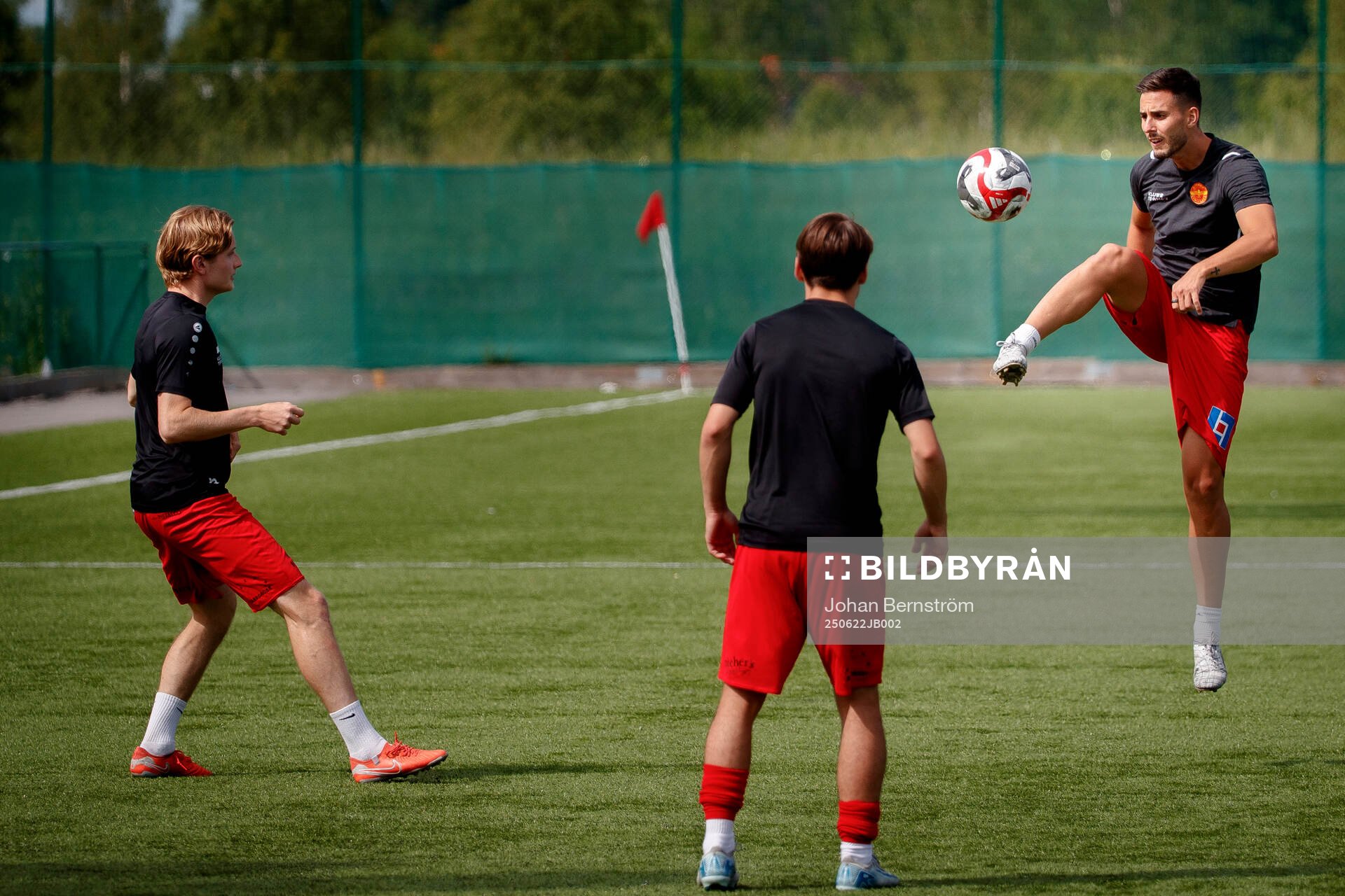 Örebro Syrianskas spelare värmer upp