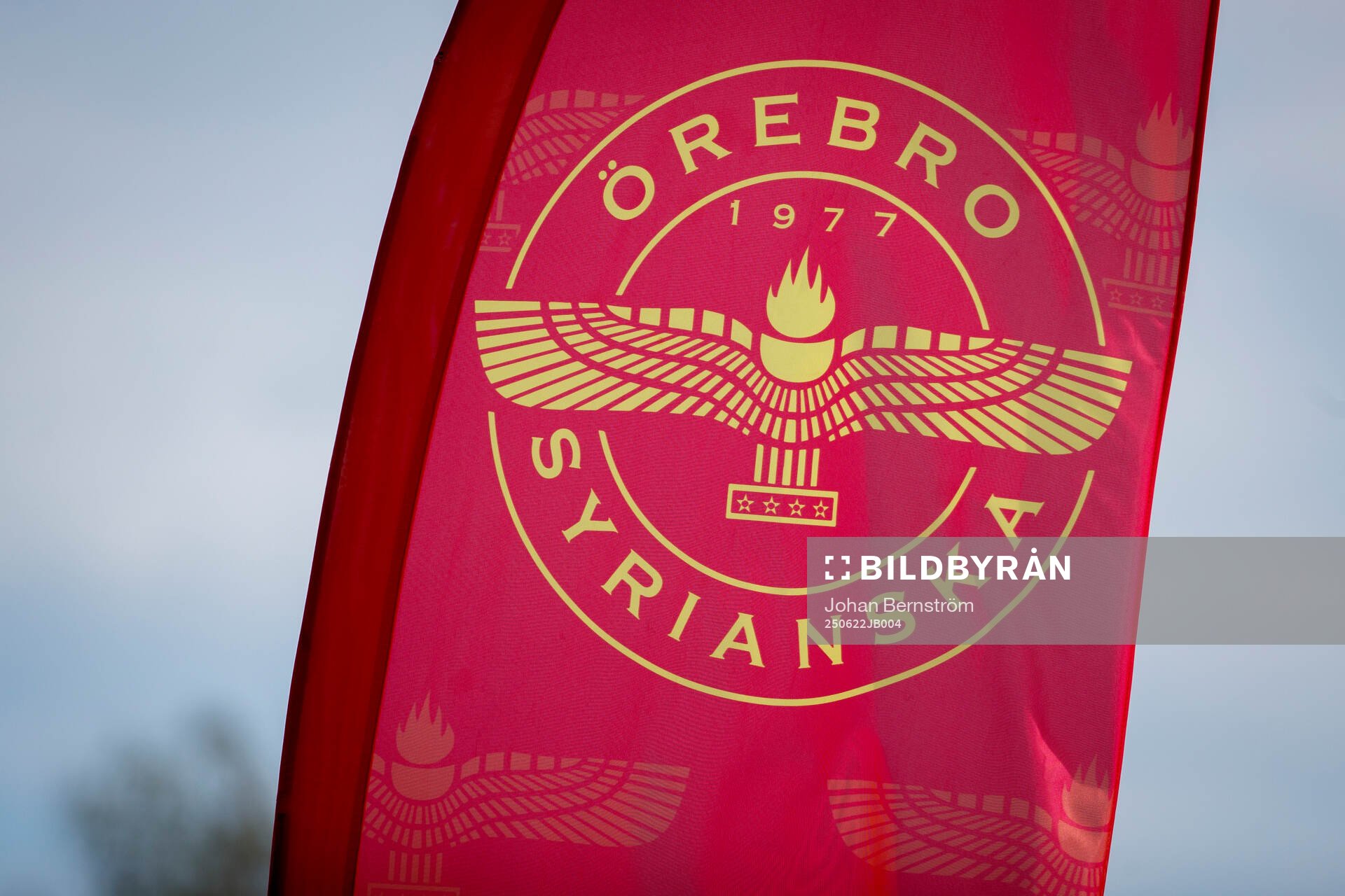 Örebro Syrianskas logotyp på en beachflagga