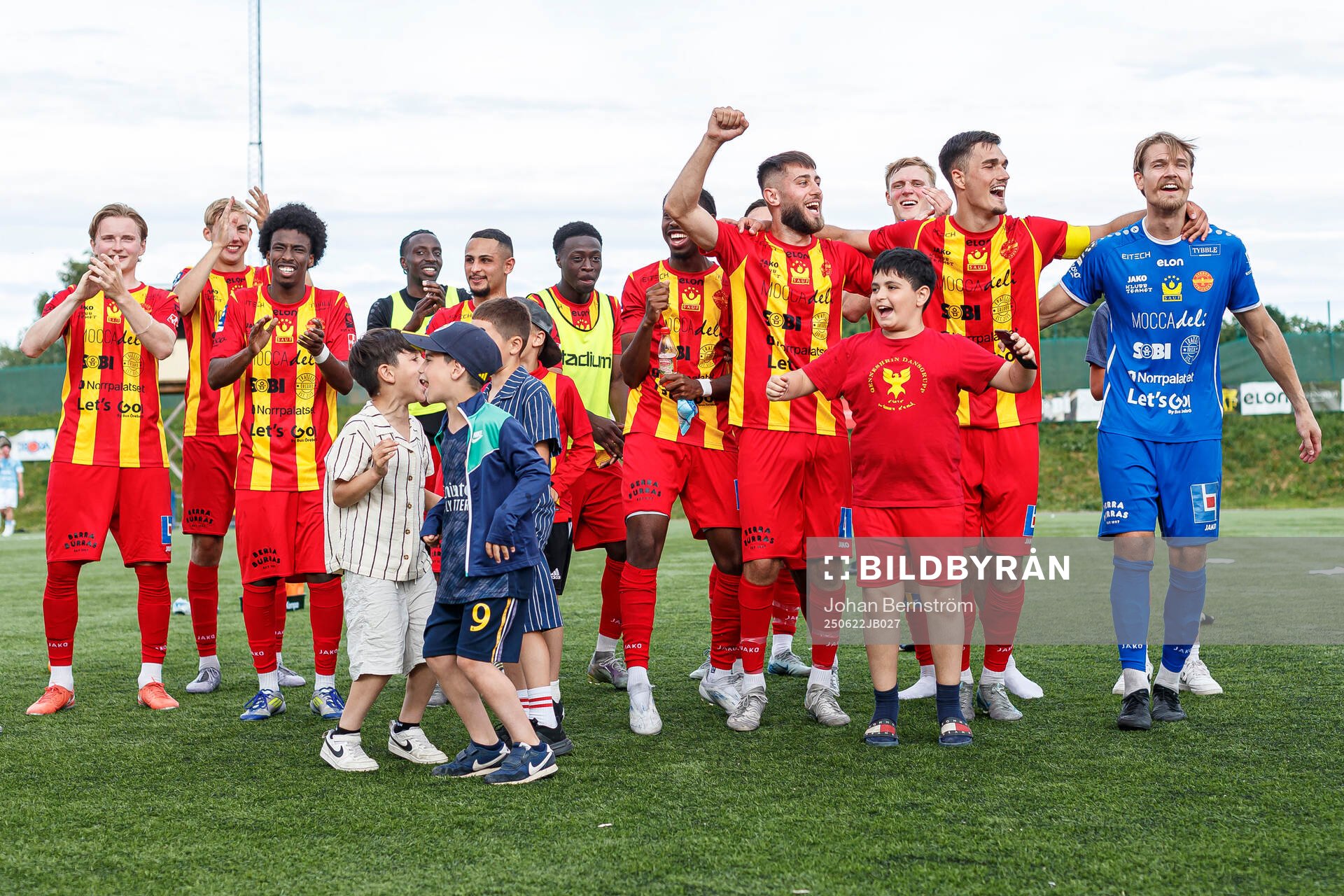 Örebro Syrianskas spelare jublar