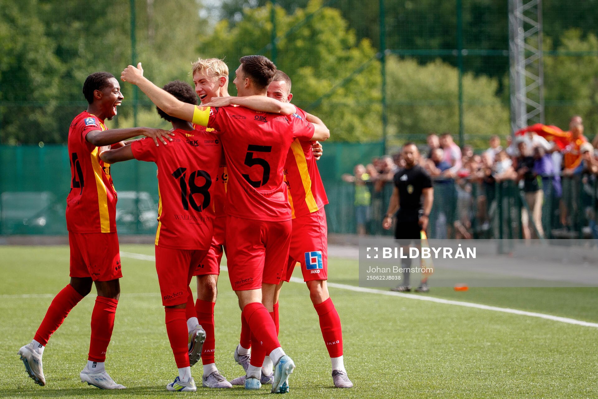Örebro Syrianskas Oscar Windahl gör 1-0 och jublar med