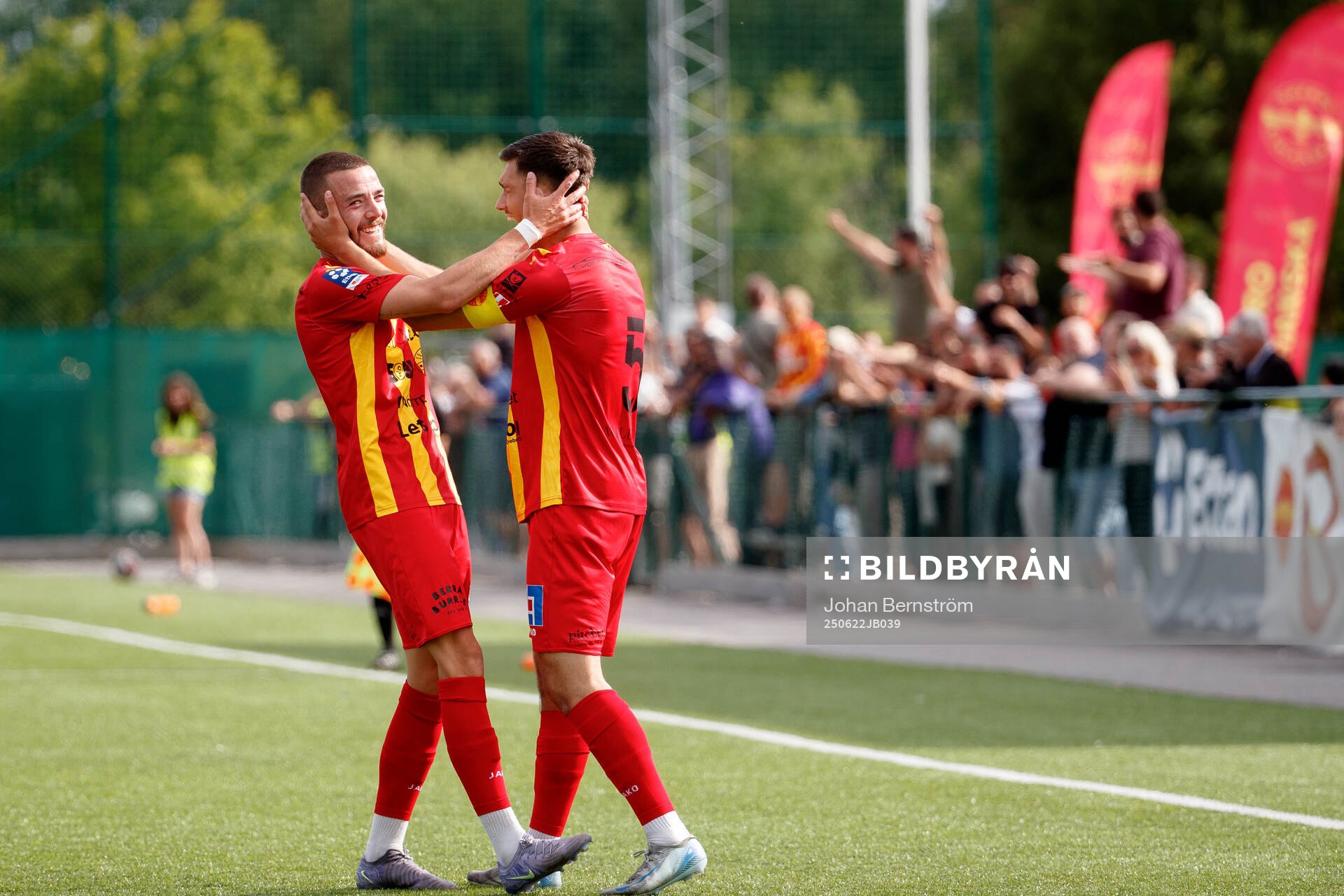 Örebro Syrianskas Oscar Windahl gör 1-0 och jublar med