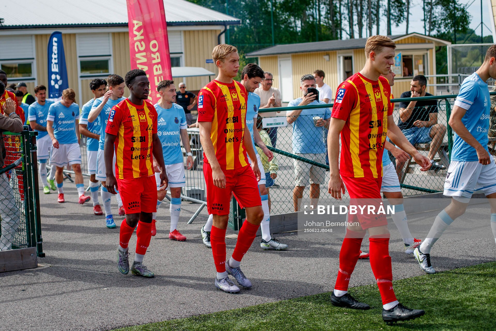Spelarna på väg till  fotbollsmatchen i Ettan norra