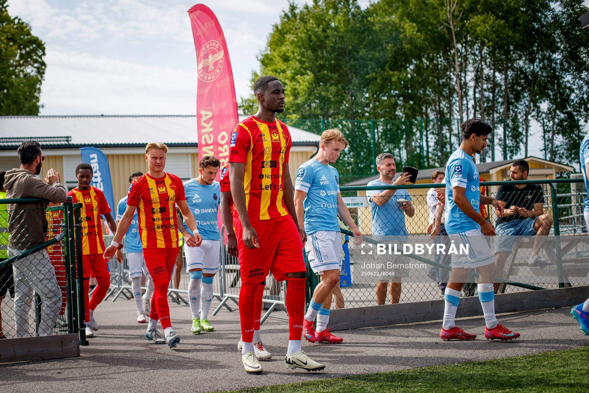Örebro Syrianskas Carlos Jacinto på väg till