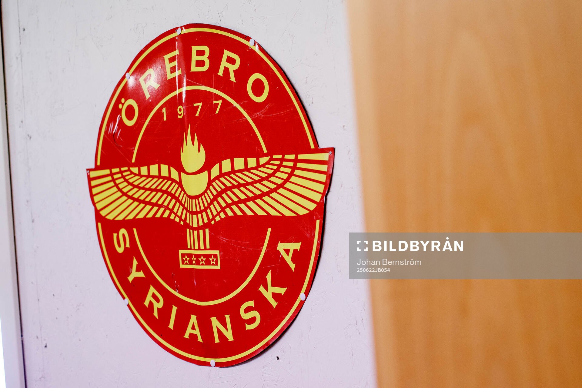Örebro Syrianskas logotyp på en vägg