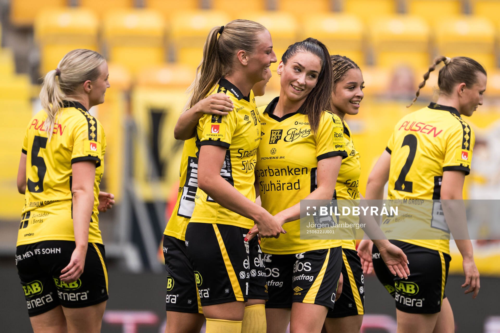 Elfsborgs Stina Jensen jublar och Izabella Bergström jublar