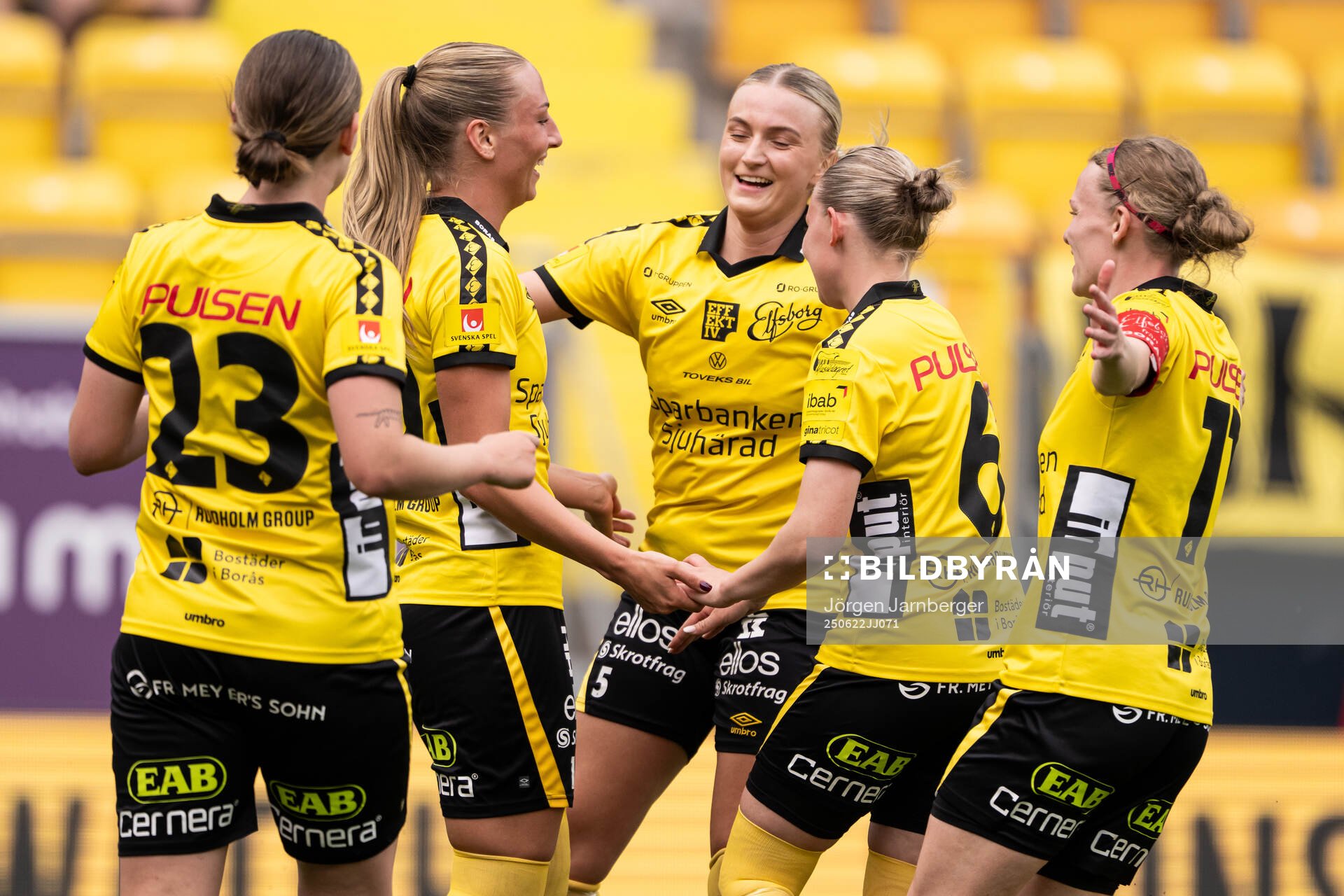 Elfsborgs Stina Jensen jublar med lagkamrater