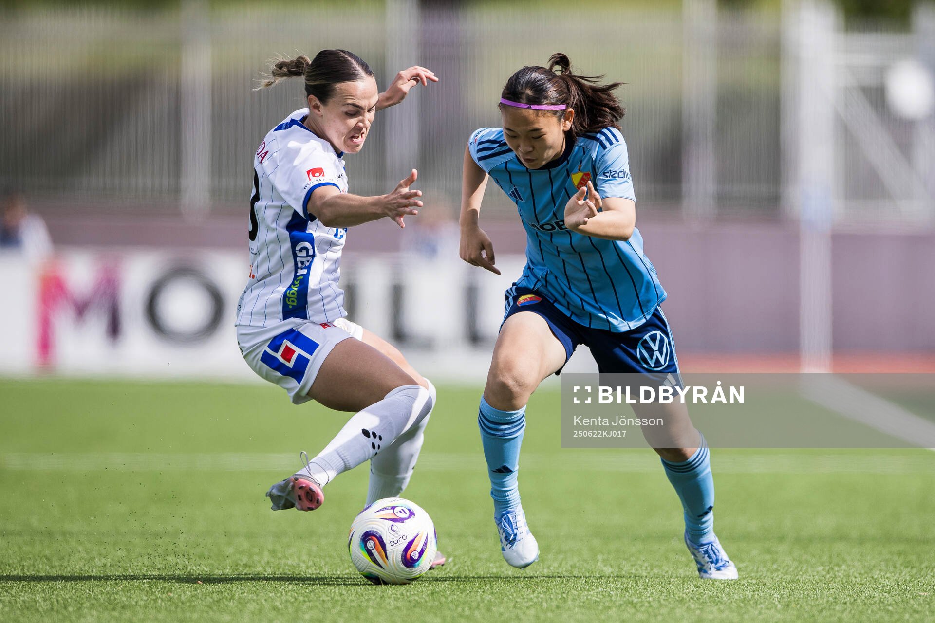 Växjö DFFs Larkin Russel och Djurgårdens Urara Watanabe