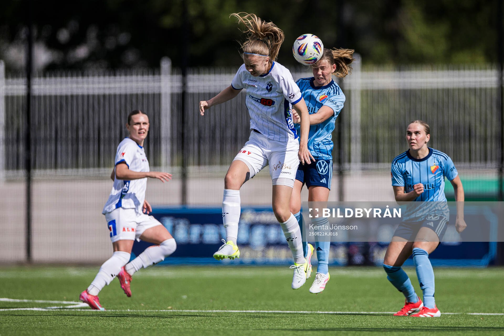Växjö DFFs Elin Nilsson och Djurgårdens Elsa Pelgander