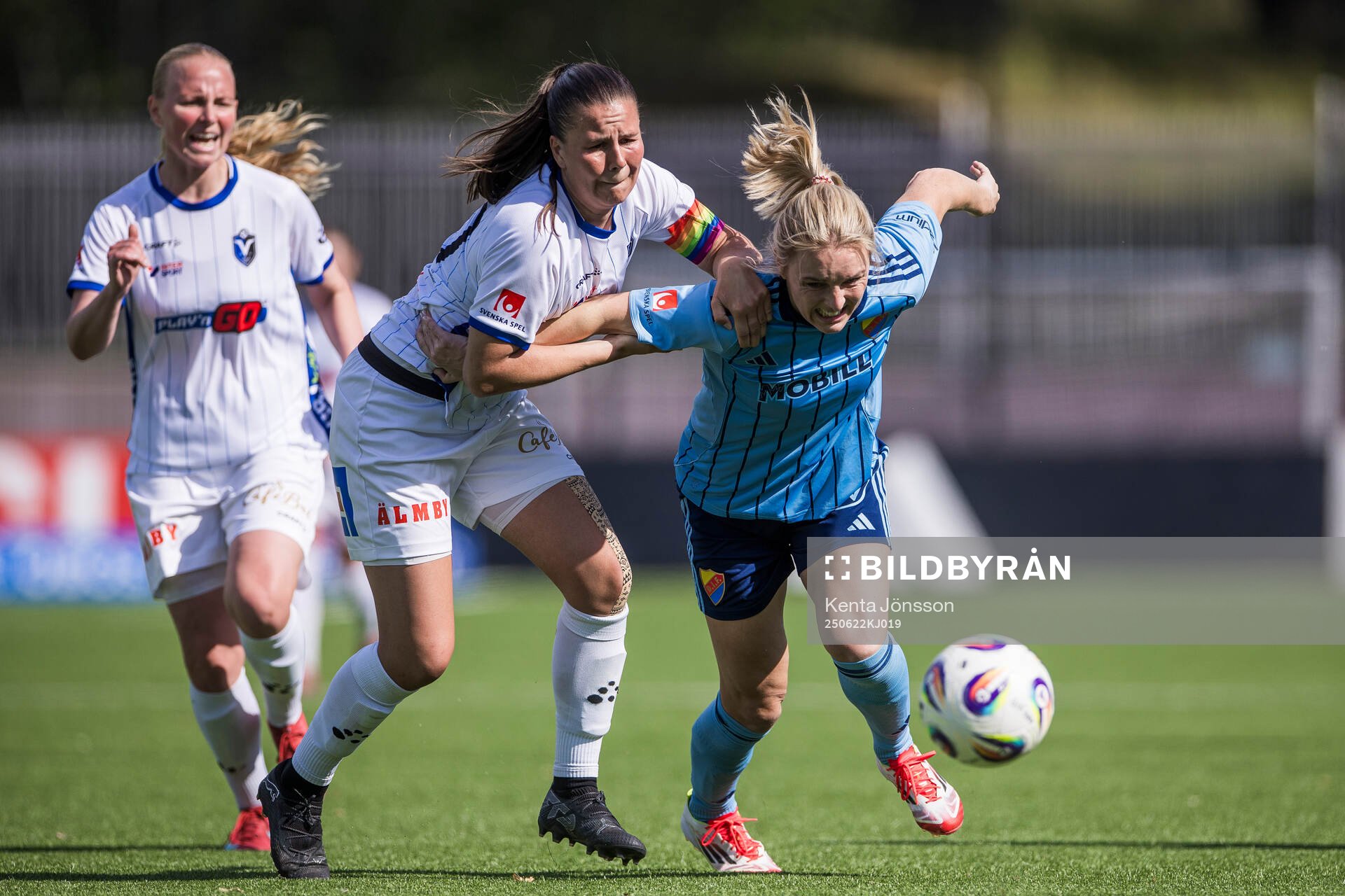 Växjö DFFs Josefin Harrysson  och Djurgårdens Mimmi