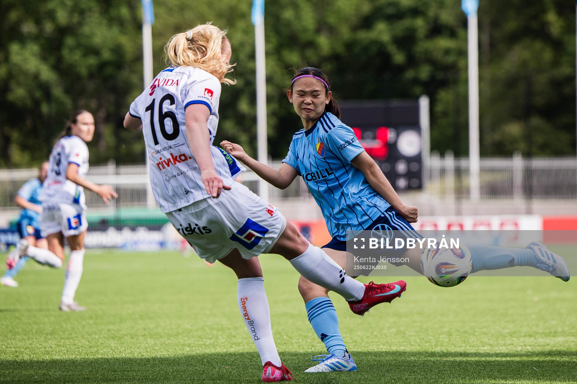 Växjö DFFs Ebba Wieder och Djurgårdens  Urara Watanabe